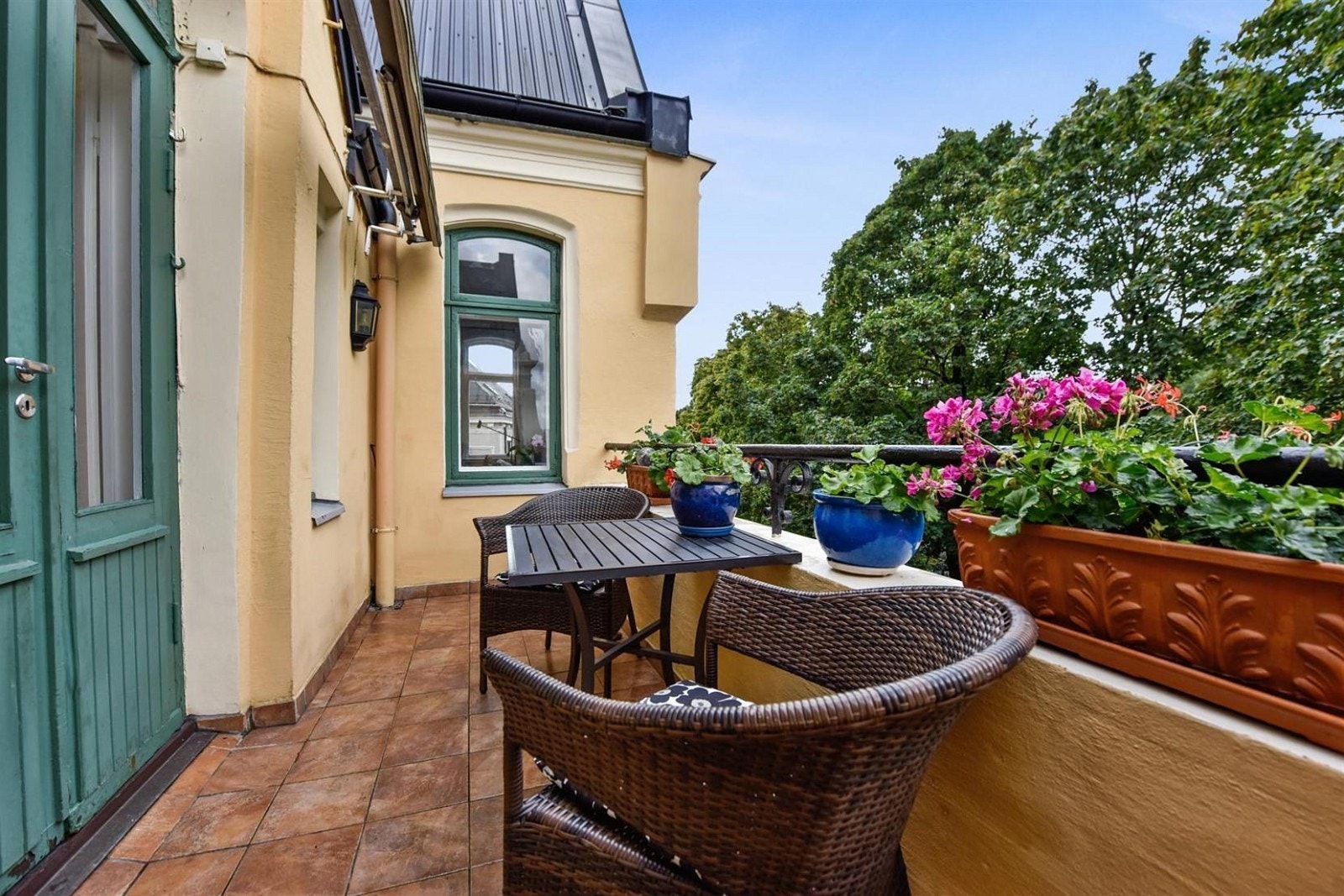 Sommerbilde av vestvendt balkong (utgang fra kjøkken) Galleribilde