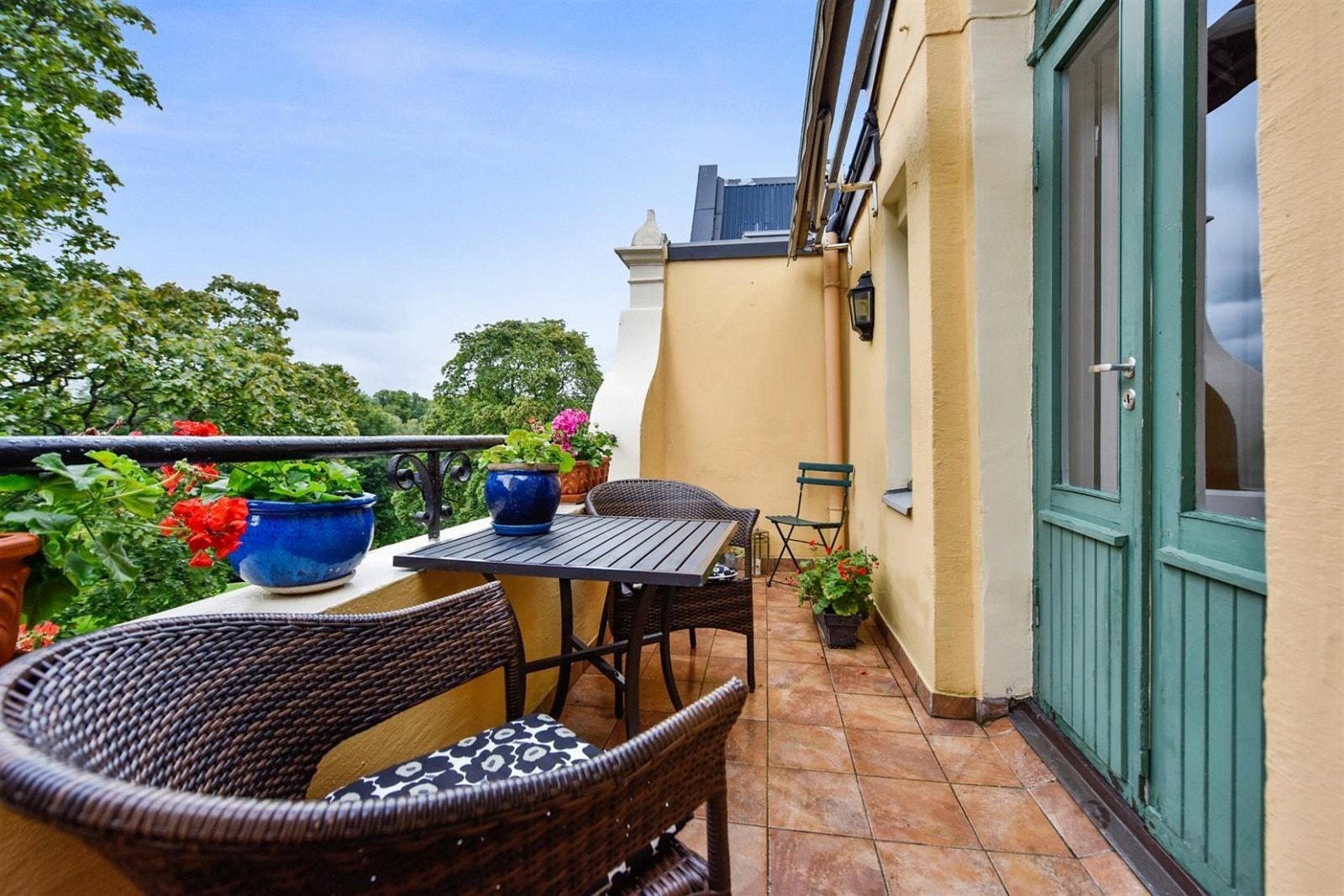 Sommerbilde av vestvendt balkong (utgang fra kjøkken) Galleribilde