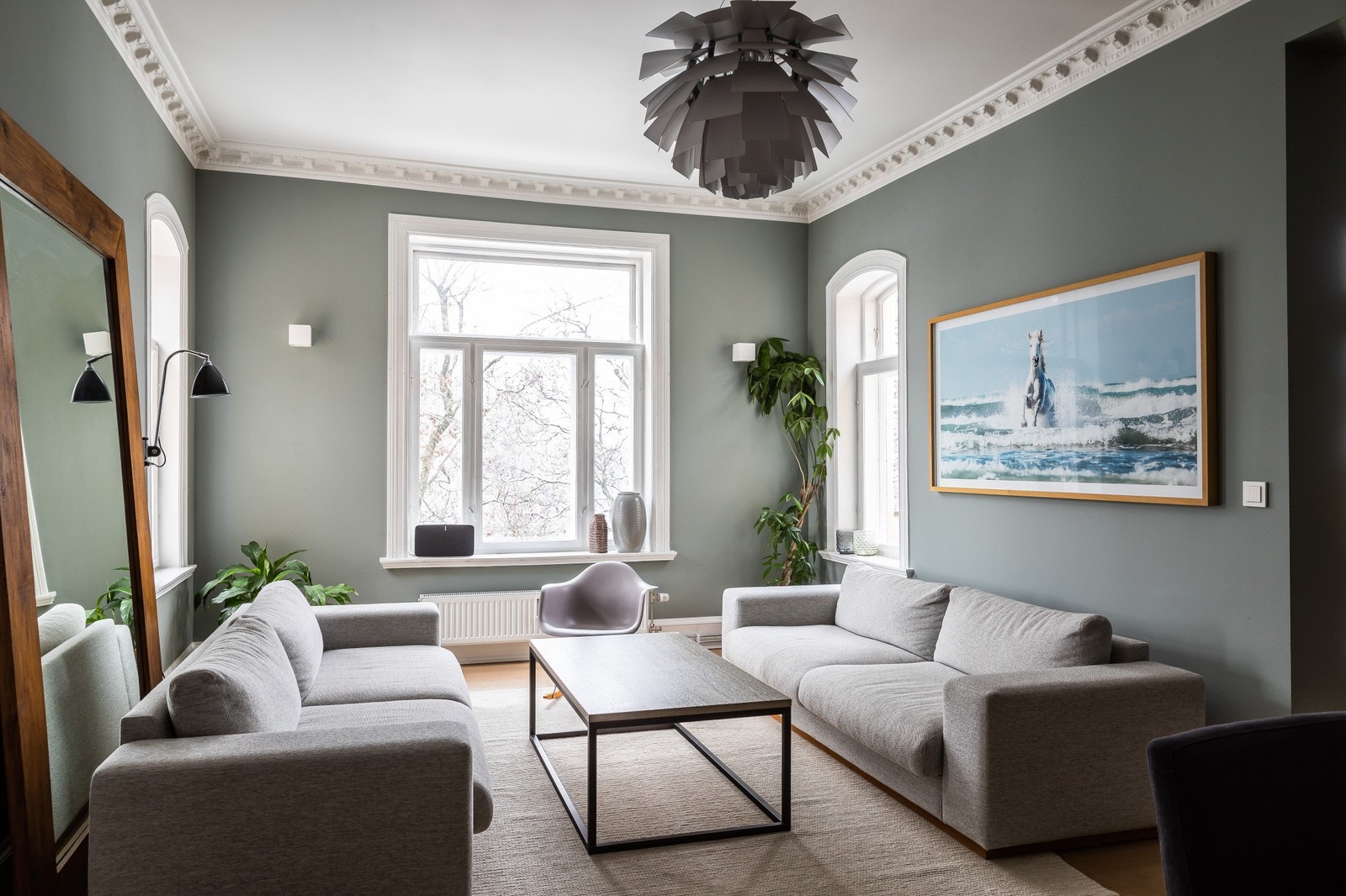 Stue med god plass til sofagruppe Galleribilde