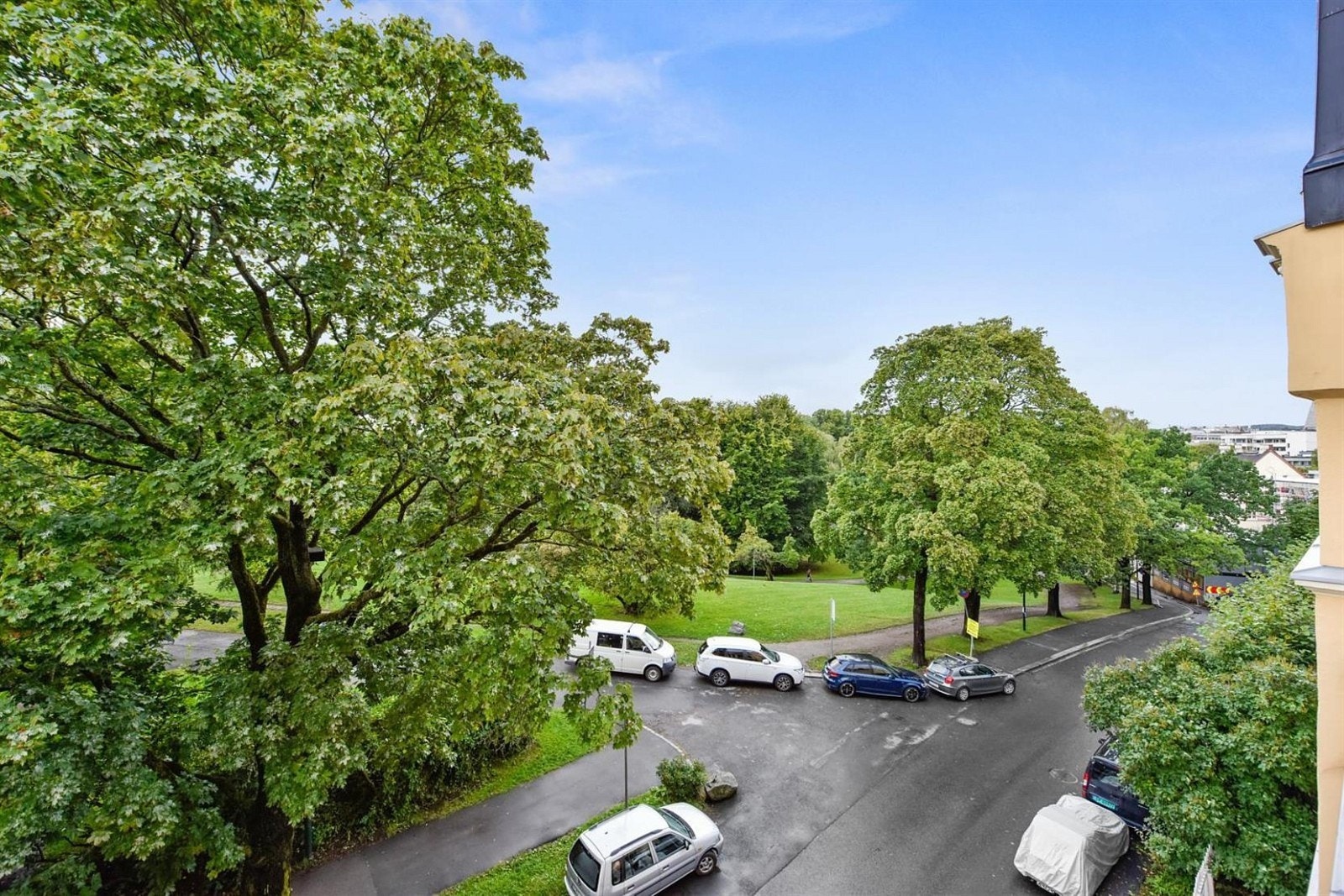 Utsikt over parken fra den vestvendte balkong (utgang fra kjøkken) Galleribilde