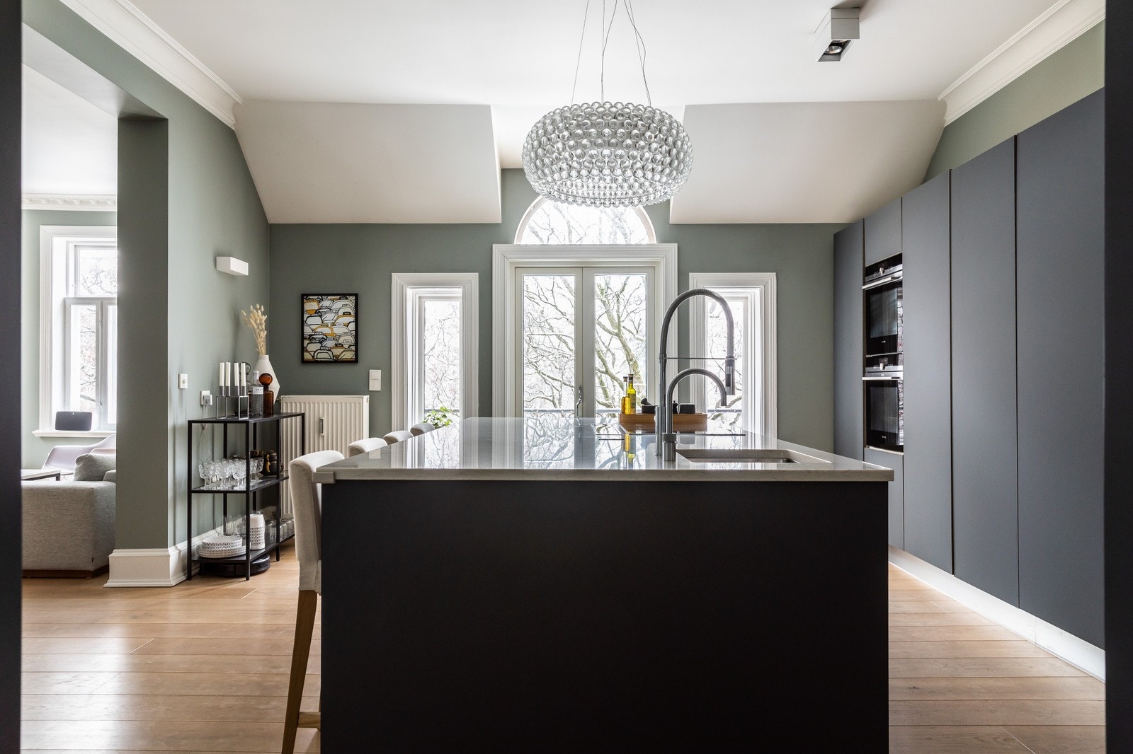 Fra kjøkkenet er det utgang til en av leilighetens to balkonger Galleribilde