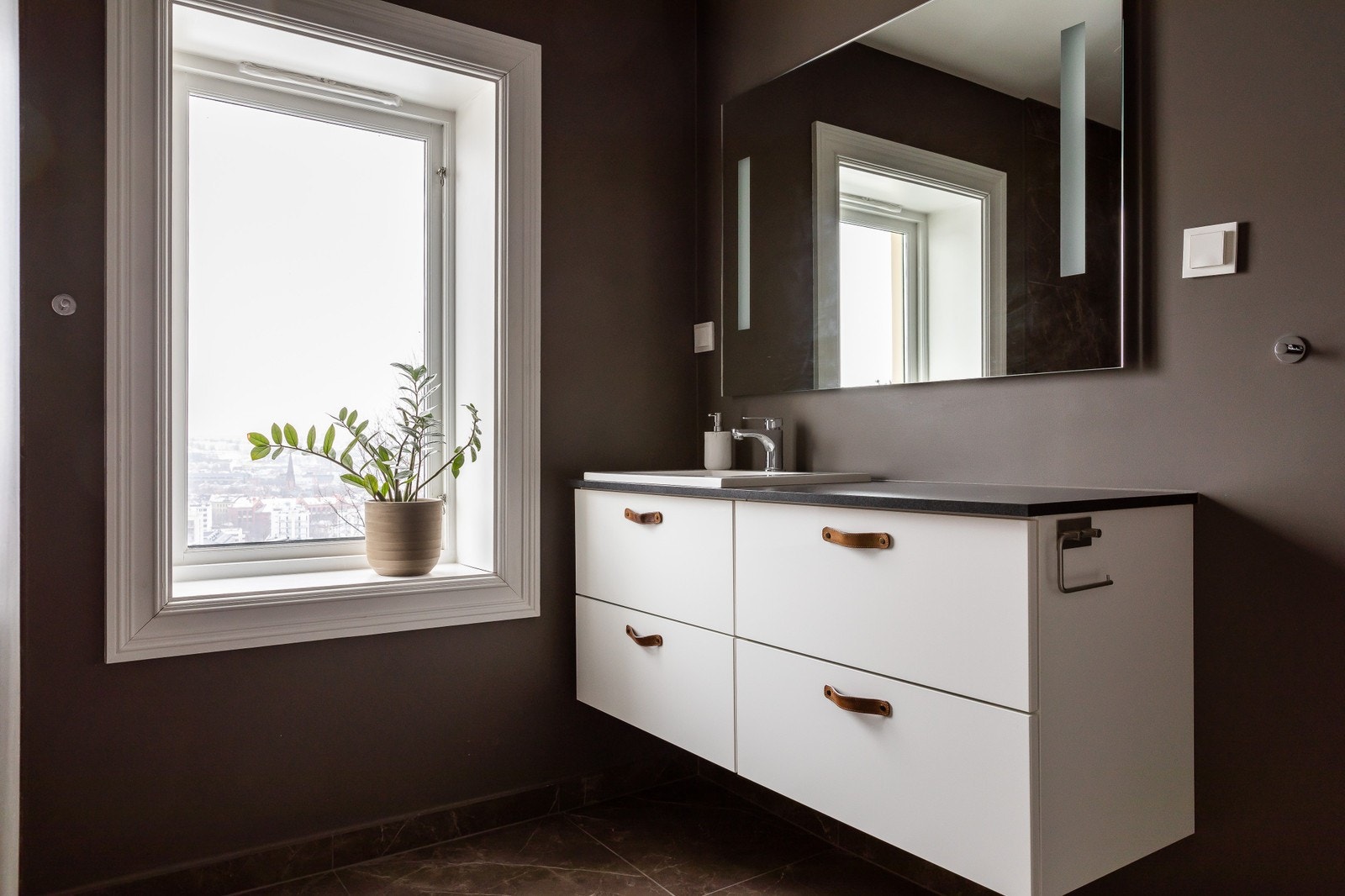 Gjestebad med stor vask, WC, dusjnisje og opplegg for vaskemaskin og tørketrommel Galleribilde