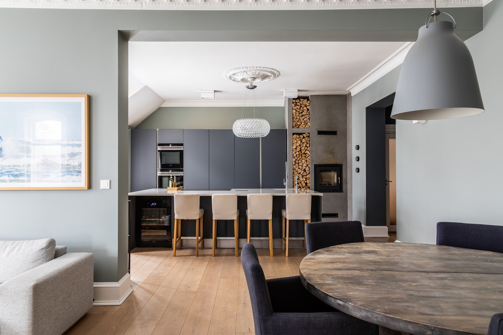 Kjøkkenet ligger delvis åpent mot stuen Galleribilde