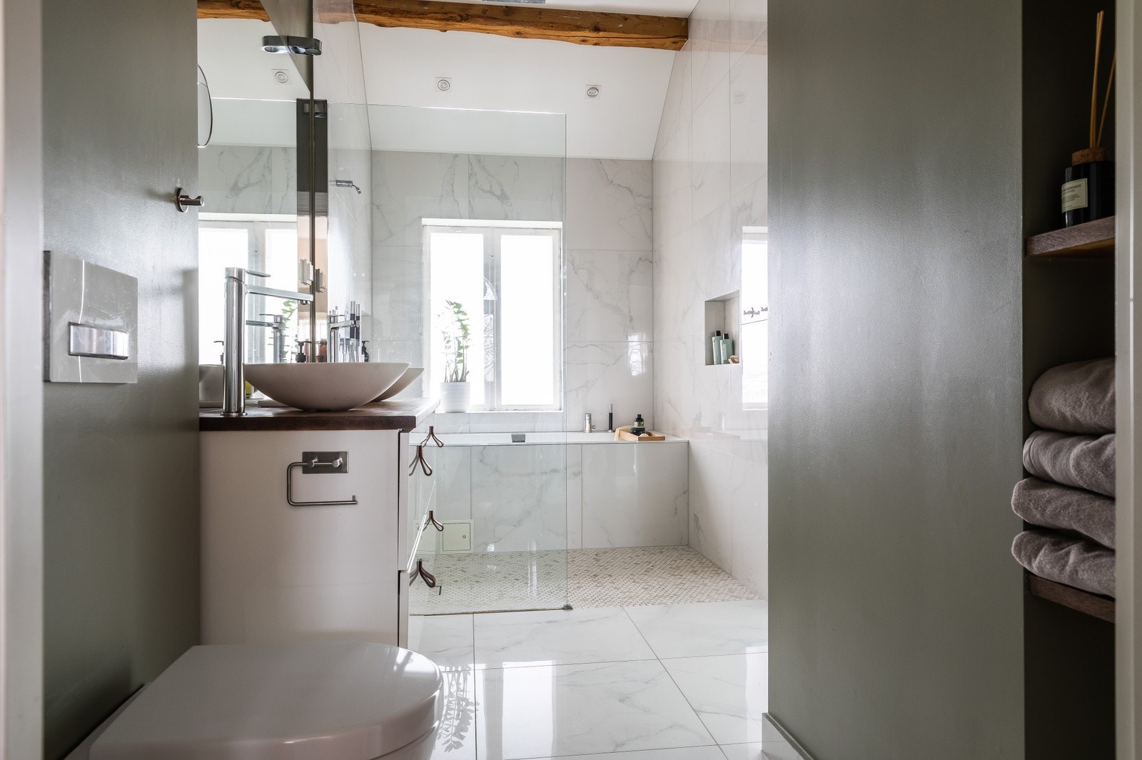 Hovedbadet har doble dusjer, stort badekar (180 cm) og doble vasker Galleribilde