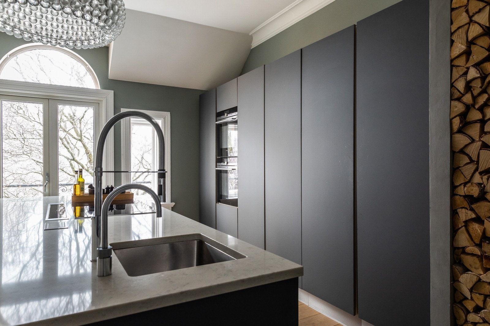 Kjøkken er utstyrt med to stk. kombiovner (damp/ stekeovn og stekeovn/ mikro med damfunksjon), bred koketopp (80 cm), oppvaskmaskin, kjøleskap, vinskap, fryser, stor vask Galleribilde