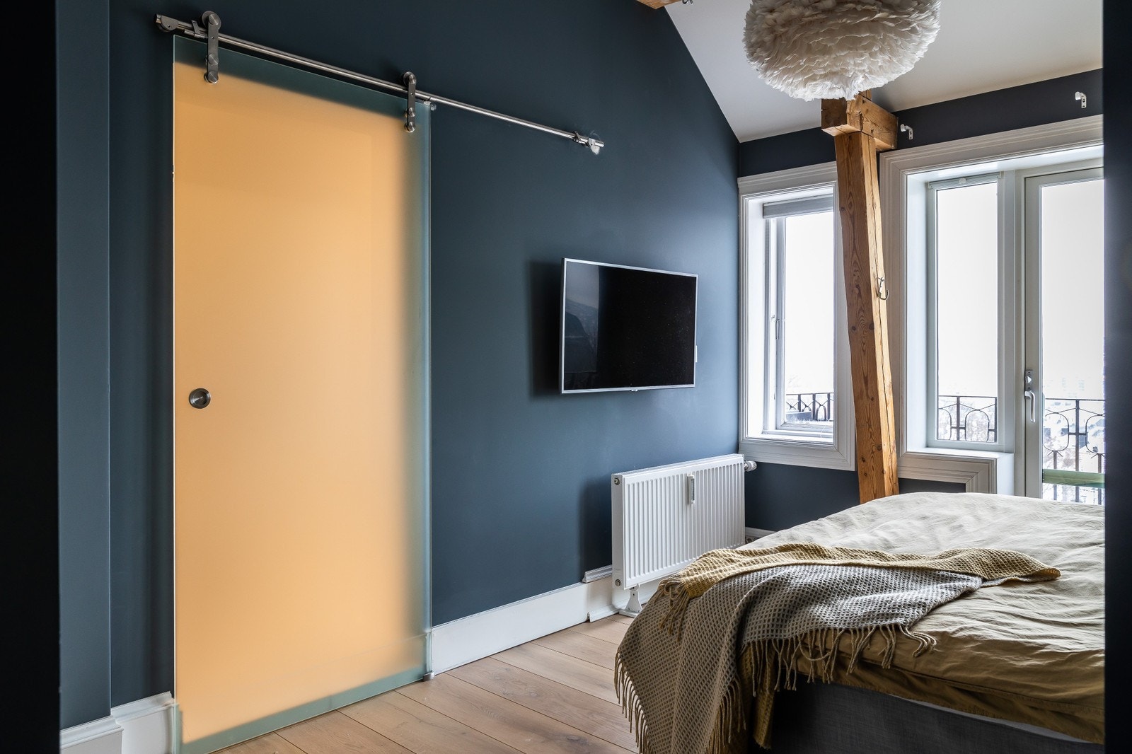 Inngang til hovedbad fra hovedsoverom (også inngang til badet fra mellomgangen) Galleribilde