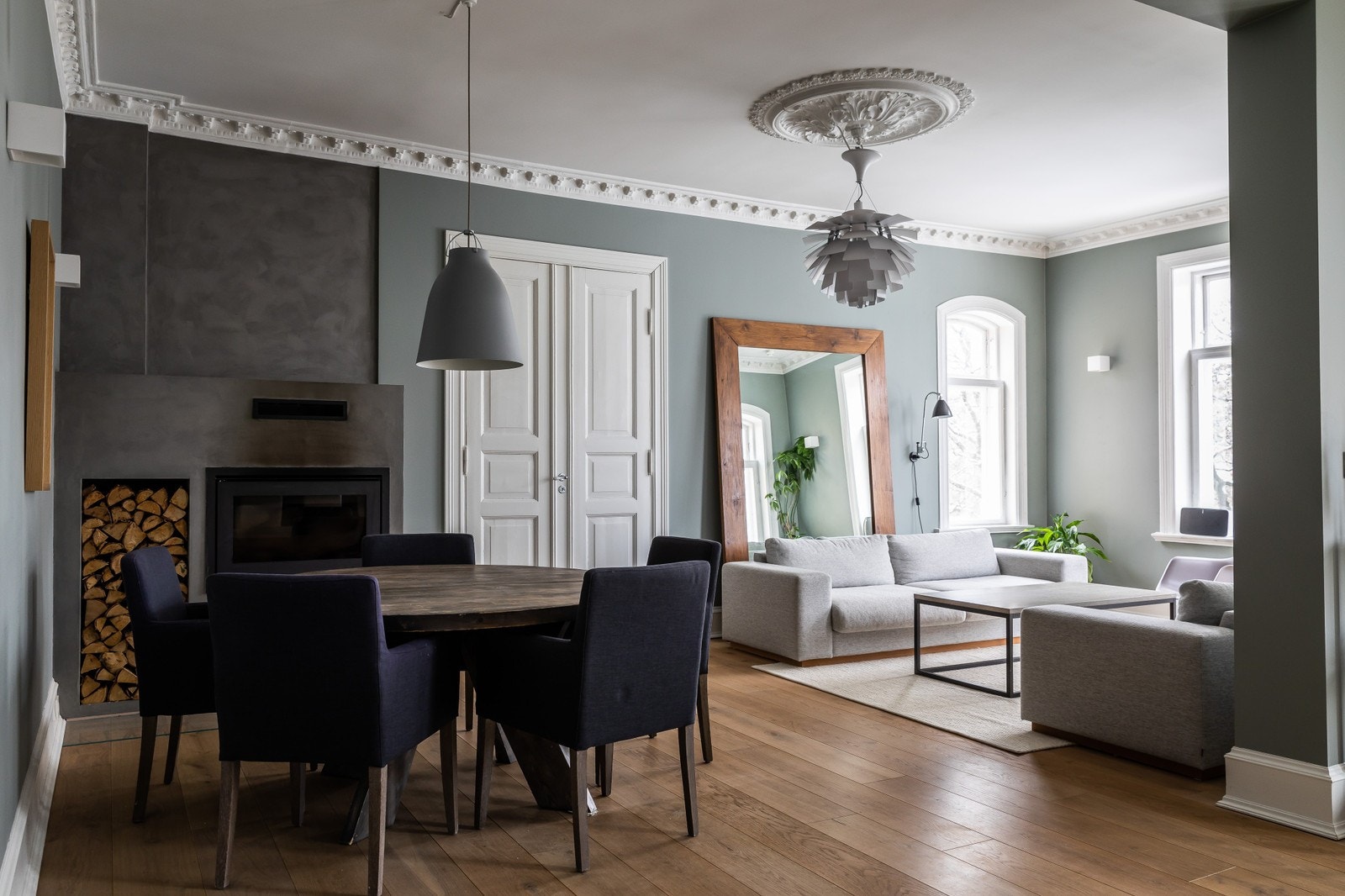 Den store stuen har også god plass til stort spisebord Galleribilde