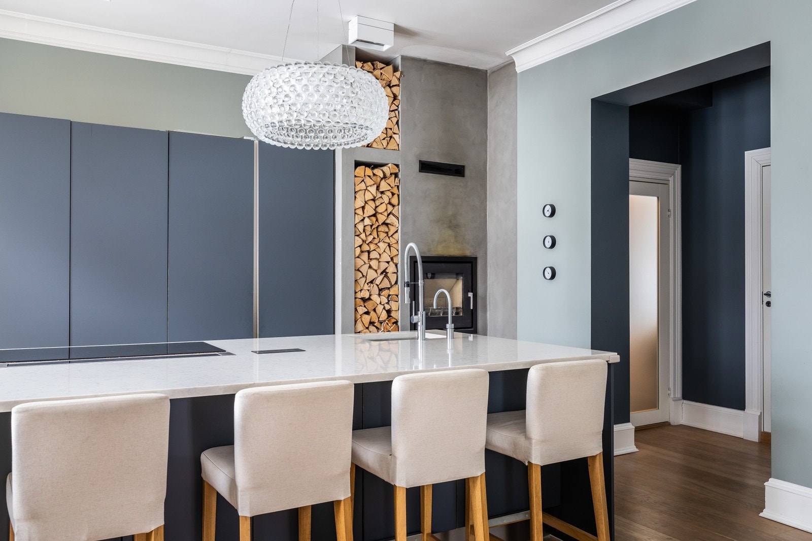 Leiligheten har to peisovner, en på kjøkken og en ved spisebord i stuen Galleribilde