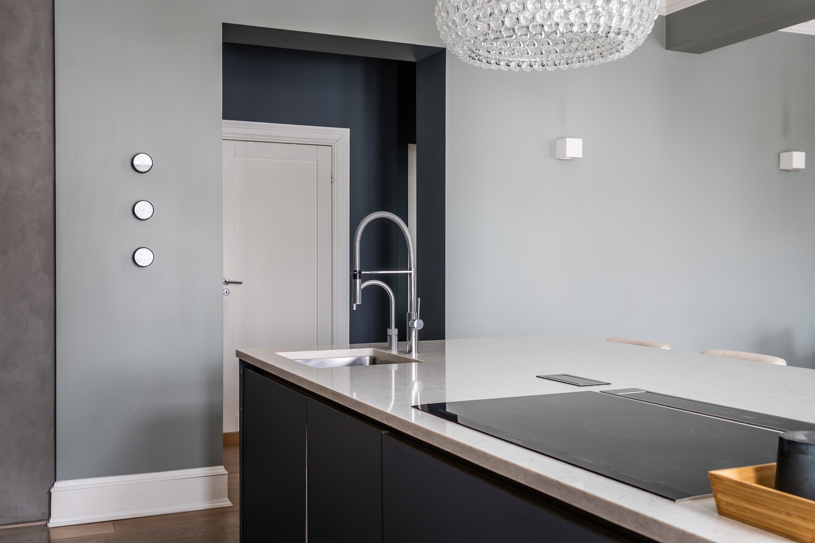 Den store kjøkkenøyen er på 3,0x1,6 m og har overheng med plass til barstoler Galleribilde