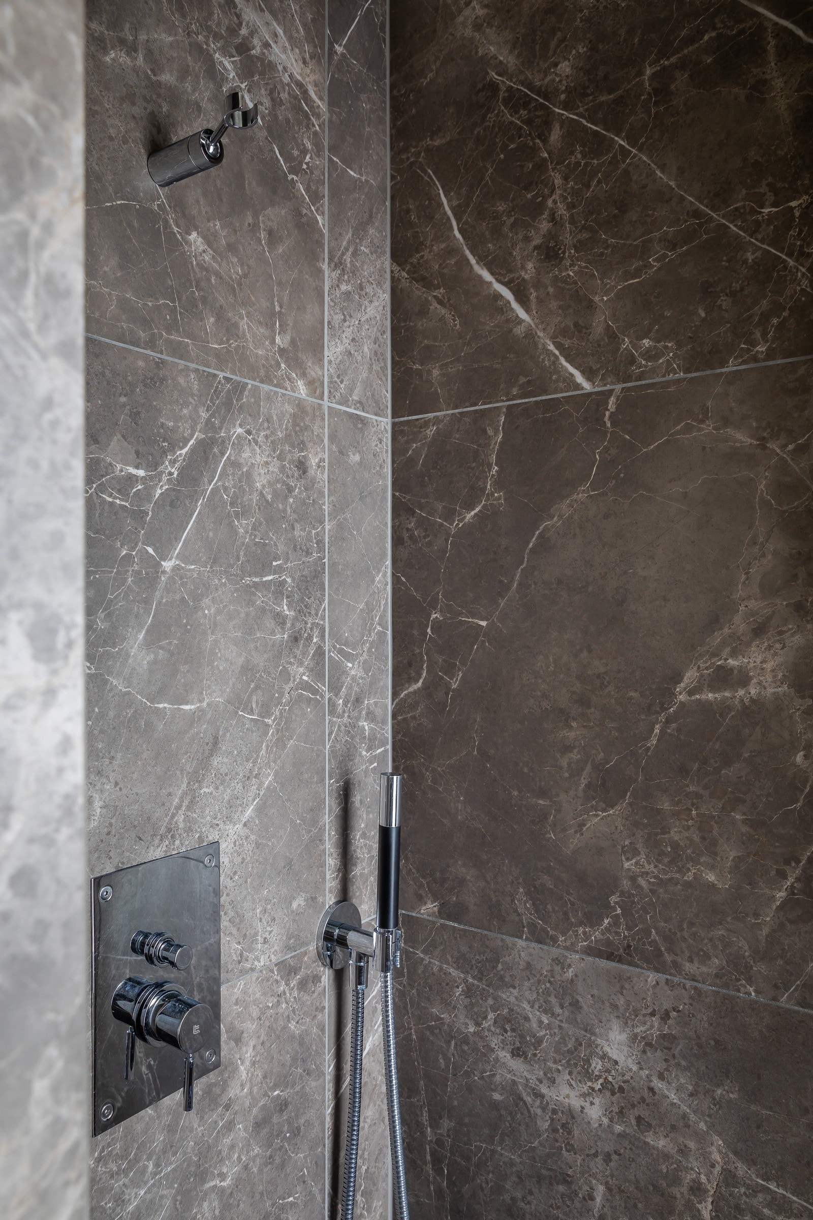 Stor dusjnisje på gjestebadet Galleribilde