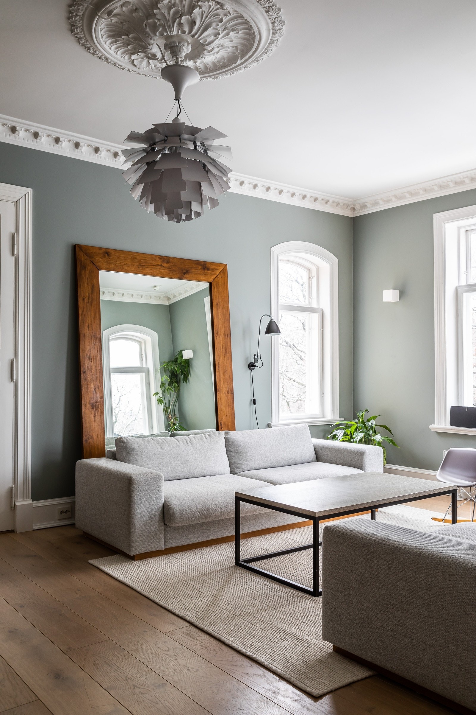 Leilighetenn ligger på hjørnet av bygget med vinduer fra tre sider Galleribilde