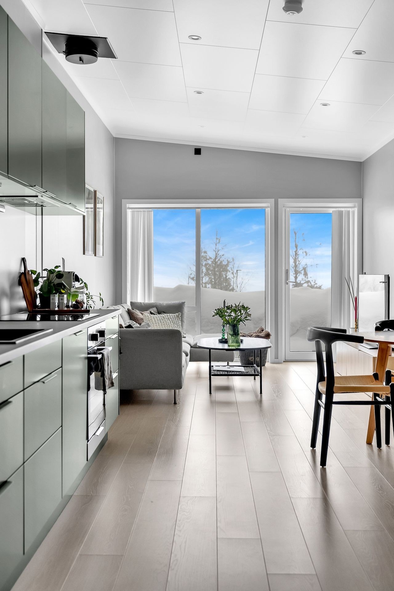 Stua som er avbildet er noe mindre enn i den aktuelle boligen, men merk den gode takhøyden. Galleribilde