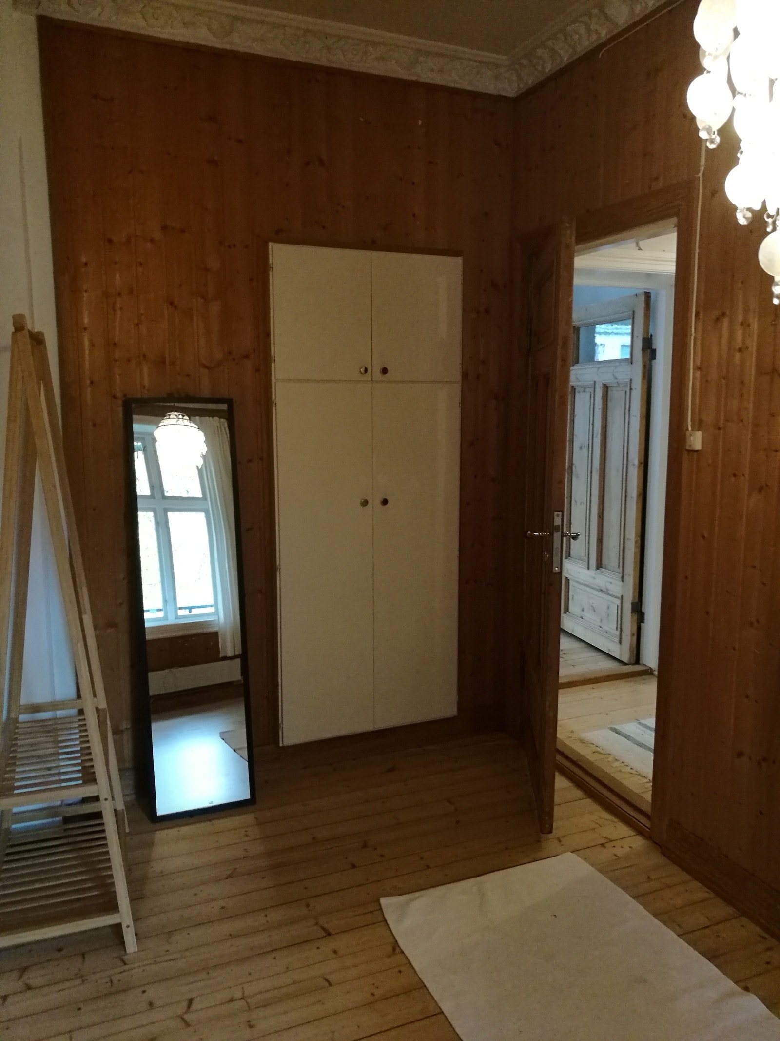 Sov innebygd skap og frittstående garderobestativ Galleribilde