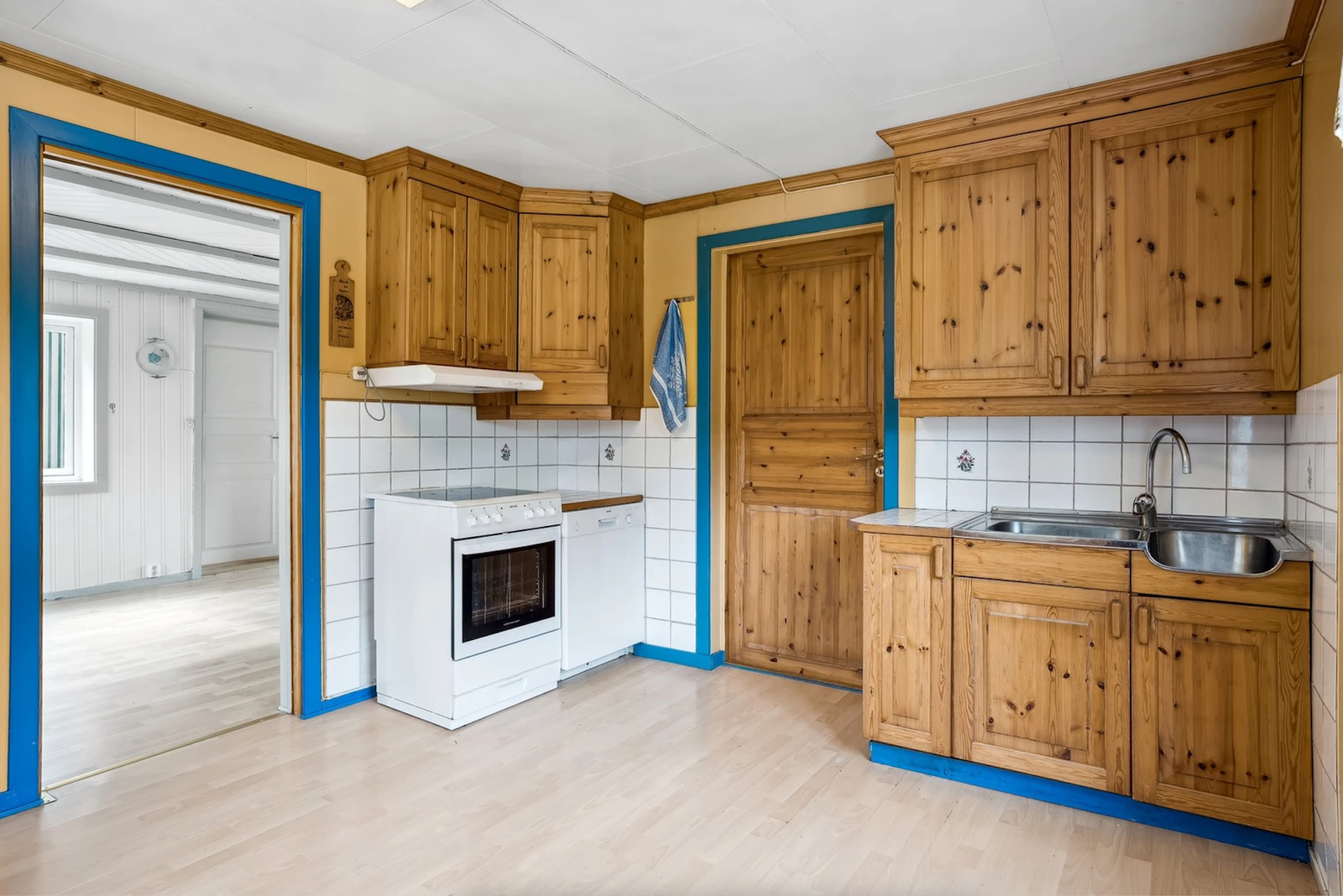 Kjøkken, de blå listene er malt hvite. Galleribilde