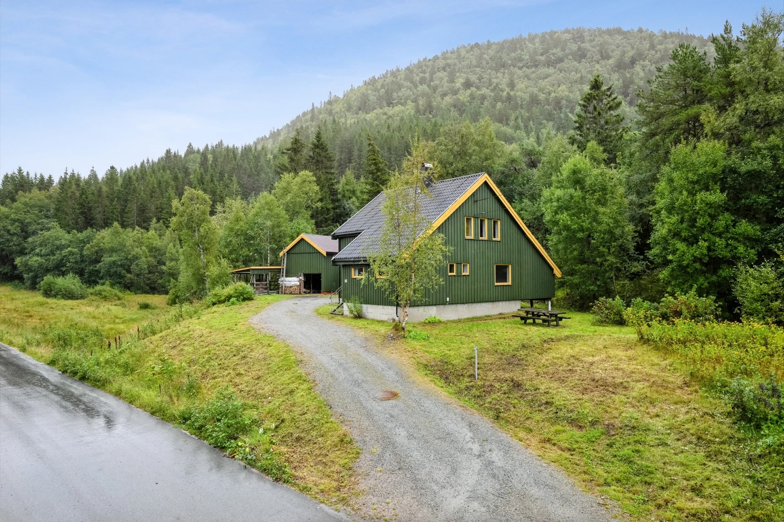 Utside med innkjørsel Galleribilde