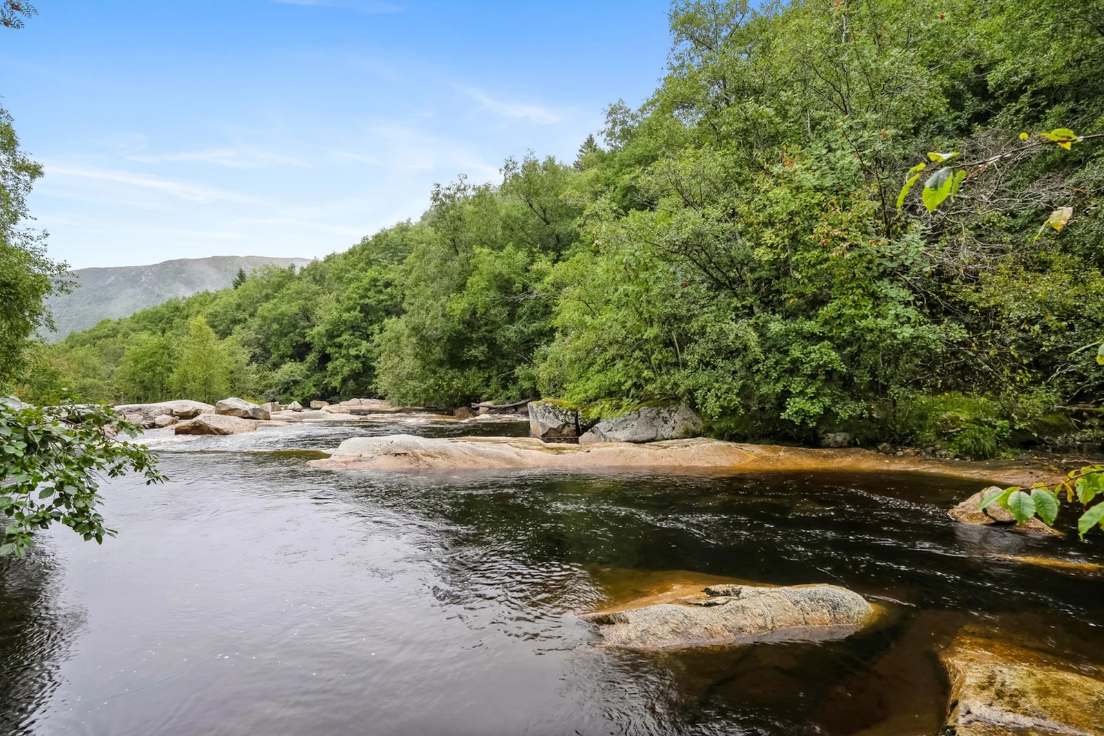 Bade- og fiskemulighet rett utenfor døren Galleribilde