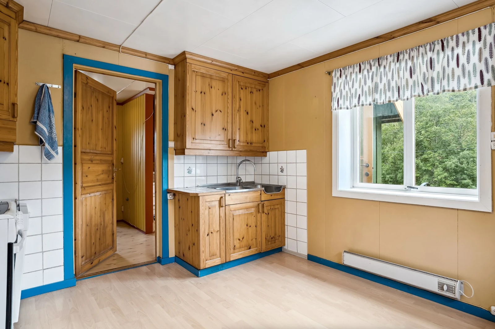 Kjøkken, de blå listene er malt hvite. Galleribilde