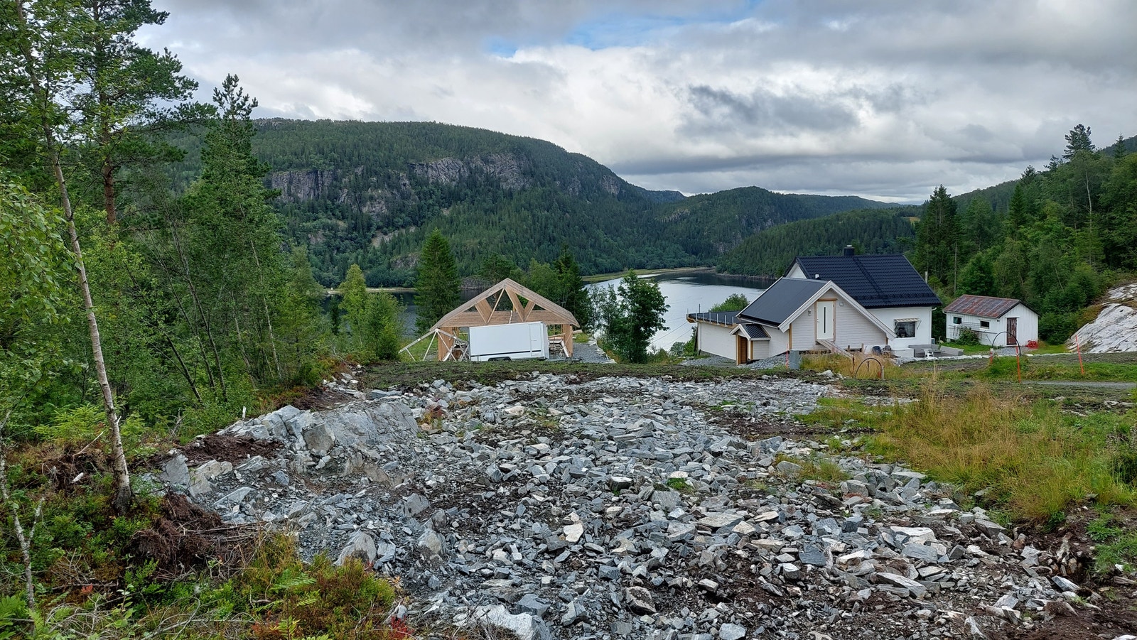 TOMTA SETT MOT SJØEN Galleribilde