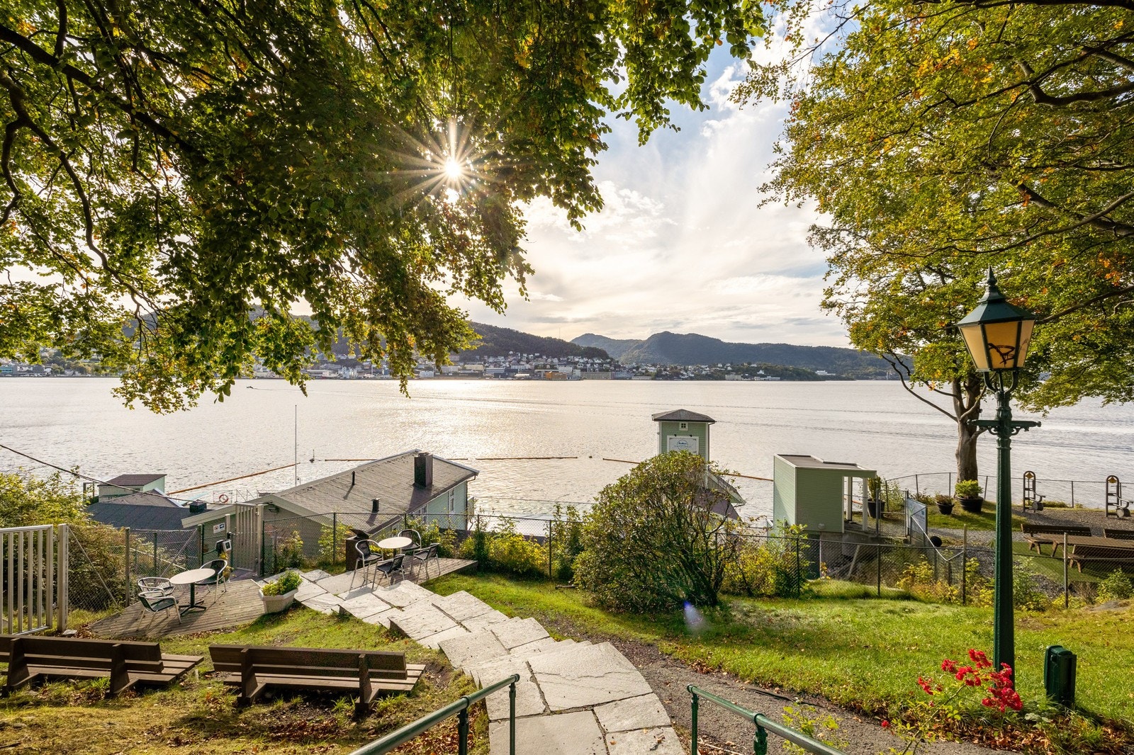 Her bor du sentralt med et rikt kulturtilbud i umiddelbar nærhet, alt av servicetilbud og rikelig med serveringssteder å velge mellom like ved Akvariet Bergen, Nordnesparken og Nordnes Sjøbad Galleribilde