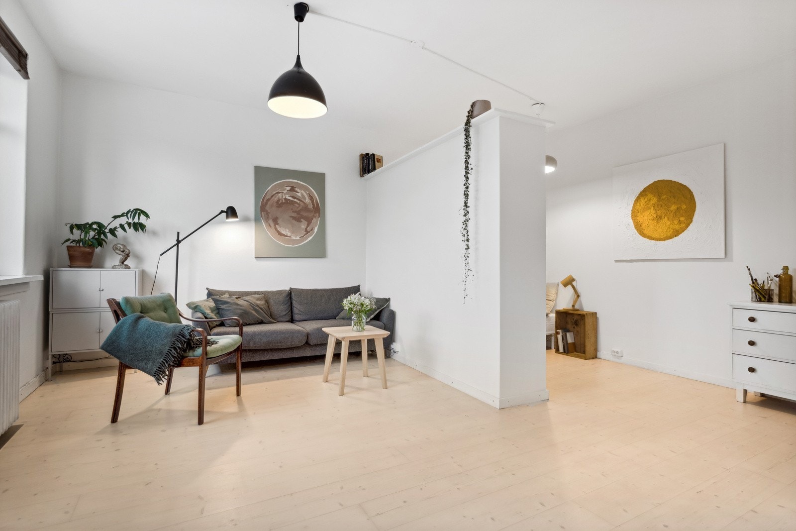 Lettveggen mellom stue og soverom er bygget om til en hylle. Dette er bilde av skilleveggen før ombygging. Galleribilde