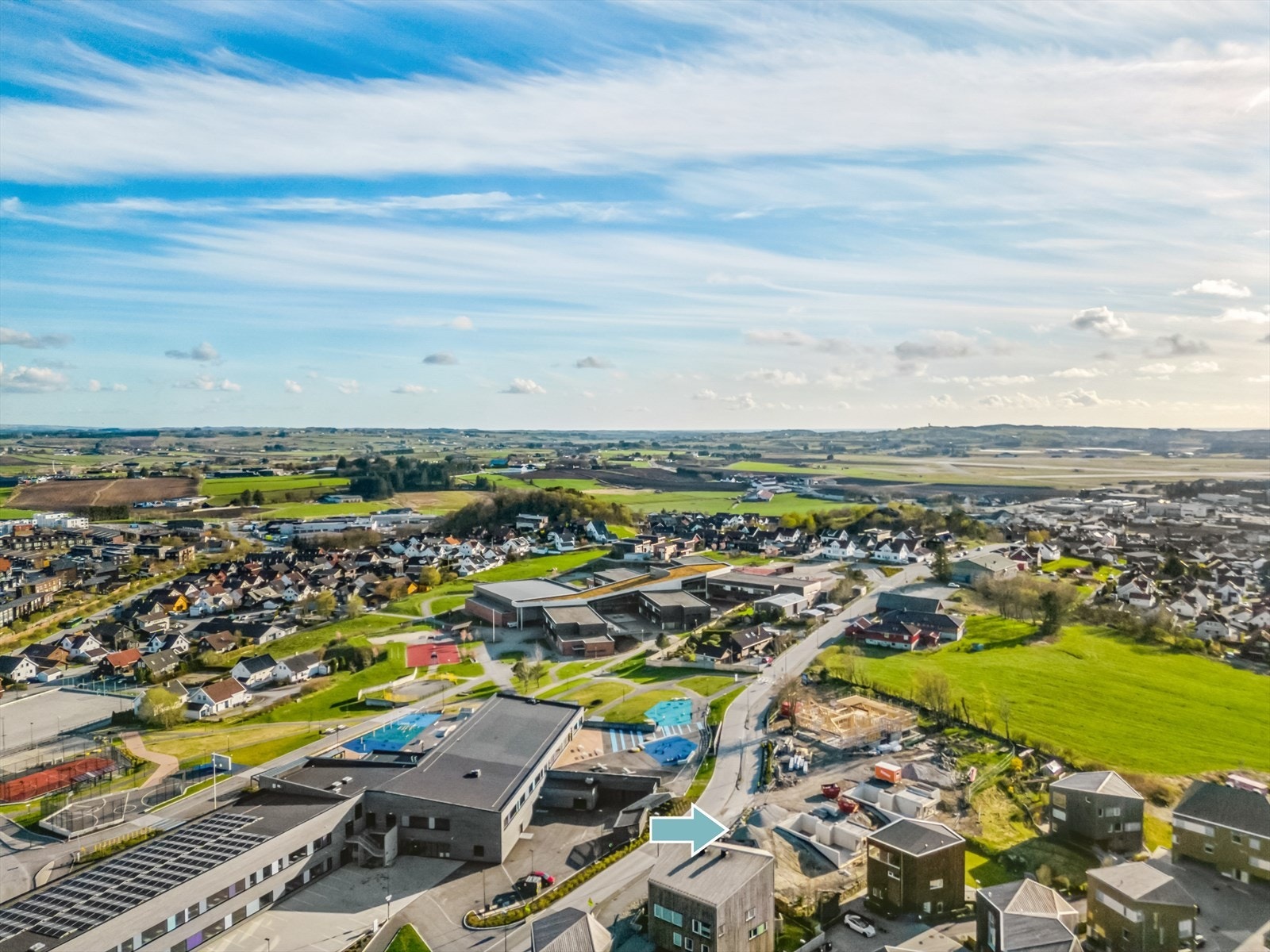 Boligen ligger fantastisk til i Skadbergbakken med kort vei til det meste, og barne- og ungdomsskole i nabolaget Galleribilde