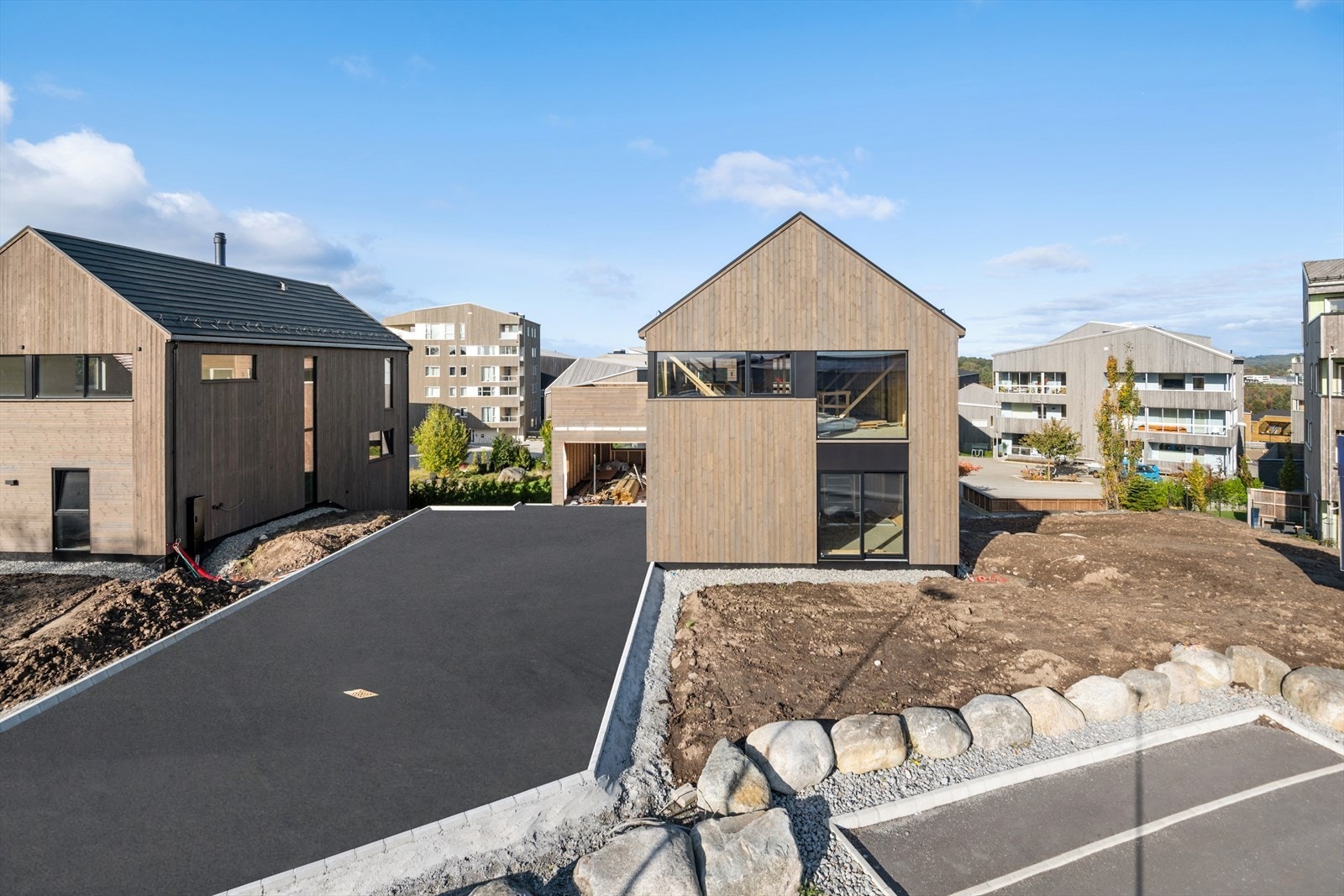 Eiendommen har stor hage og romslig gårdsrom. Galleribilde