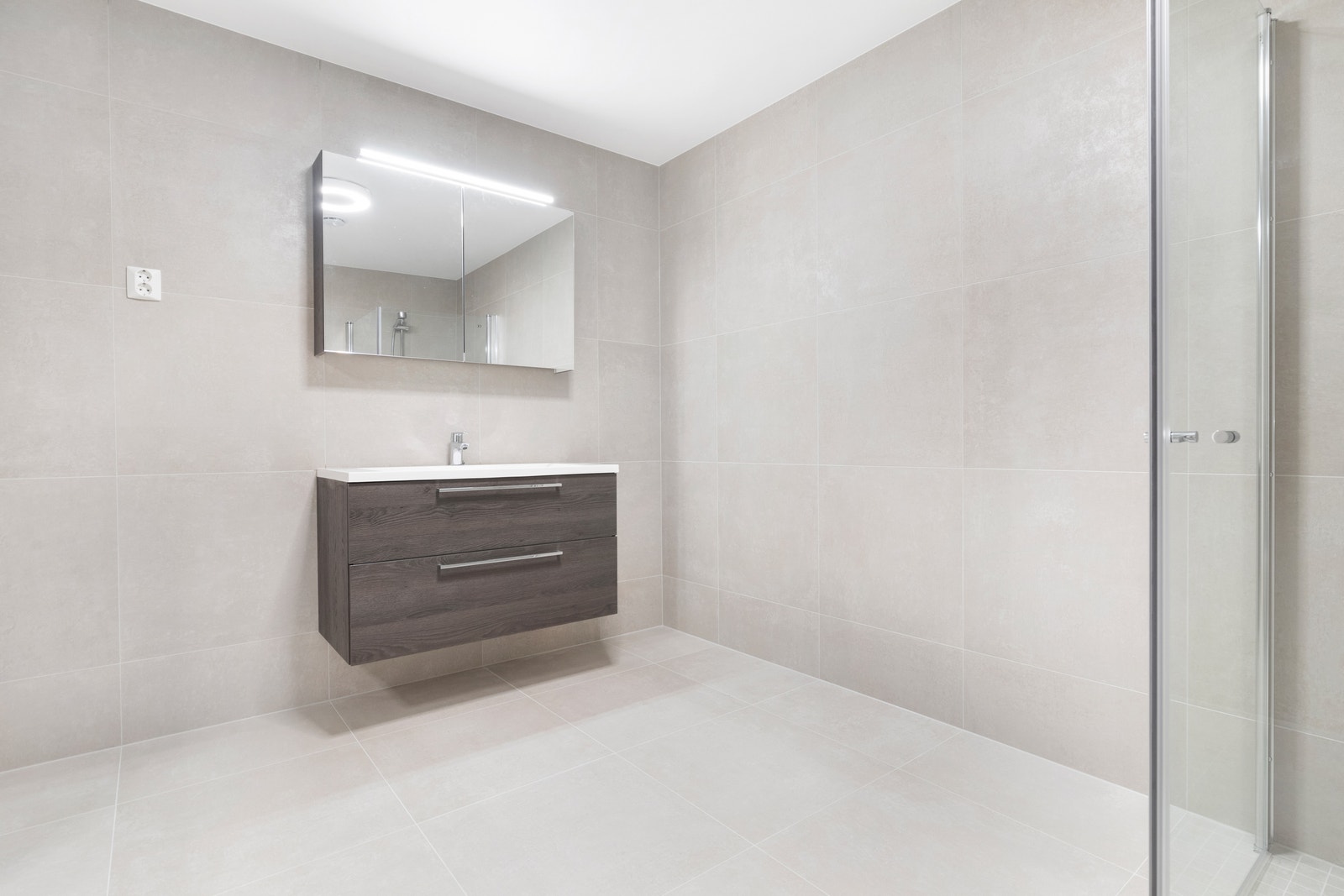 Lyst og delikat bad med innreiing frå Sigdal. Bilde frå ledig seksjon. Galleribilde