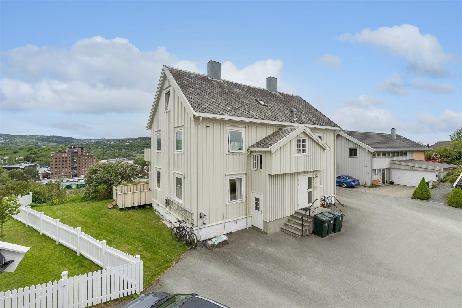 Huset er fra 1920 og består i dag av fire leiligheter. Huset ligger i enden av en rolig blindvei med svært lite trafikk. Galleribilde