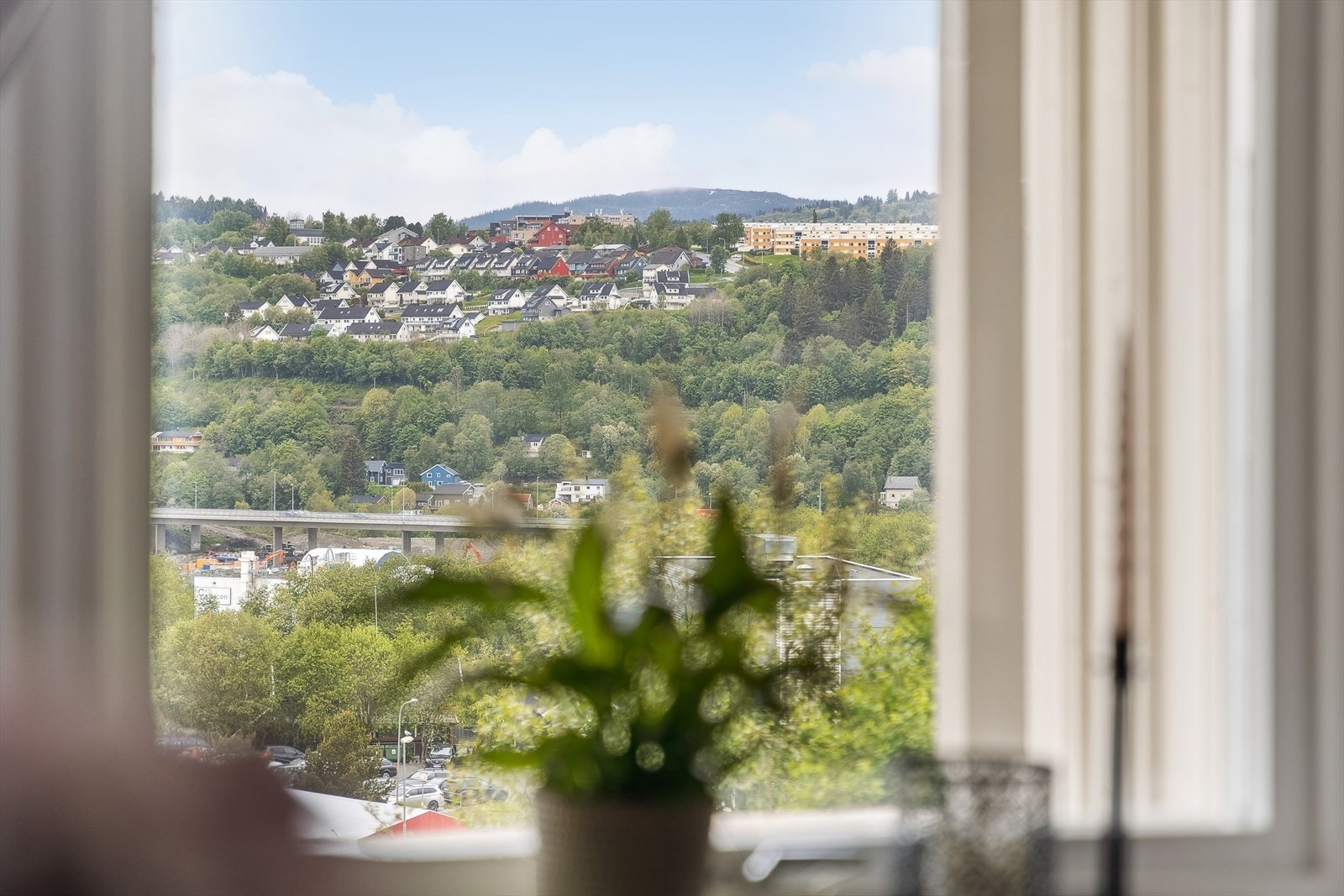 Boligen ligger høyt i terrenget, dette gir en fantastisk utsikt fra stue og veranda. Galleribilde
