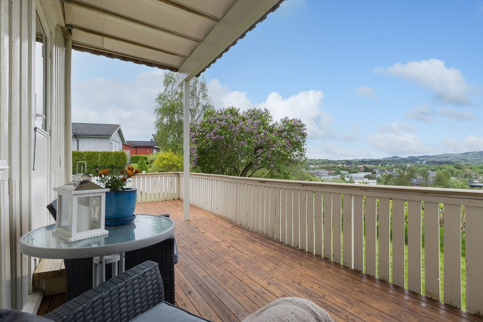 Romsli vestvendt terrasse med fantastisk utsikt og gode solforhold. Galleribilde