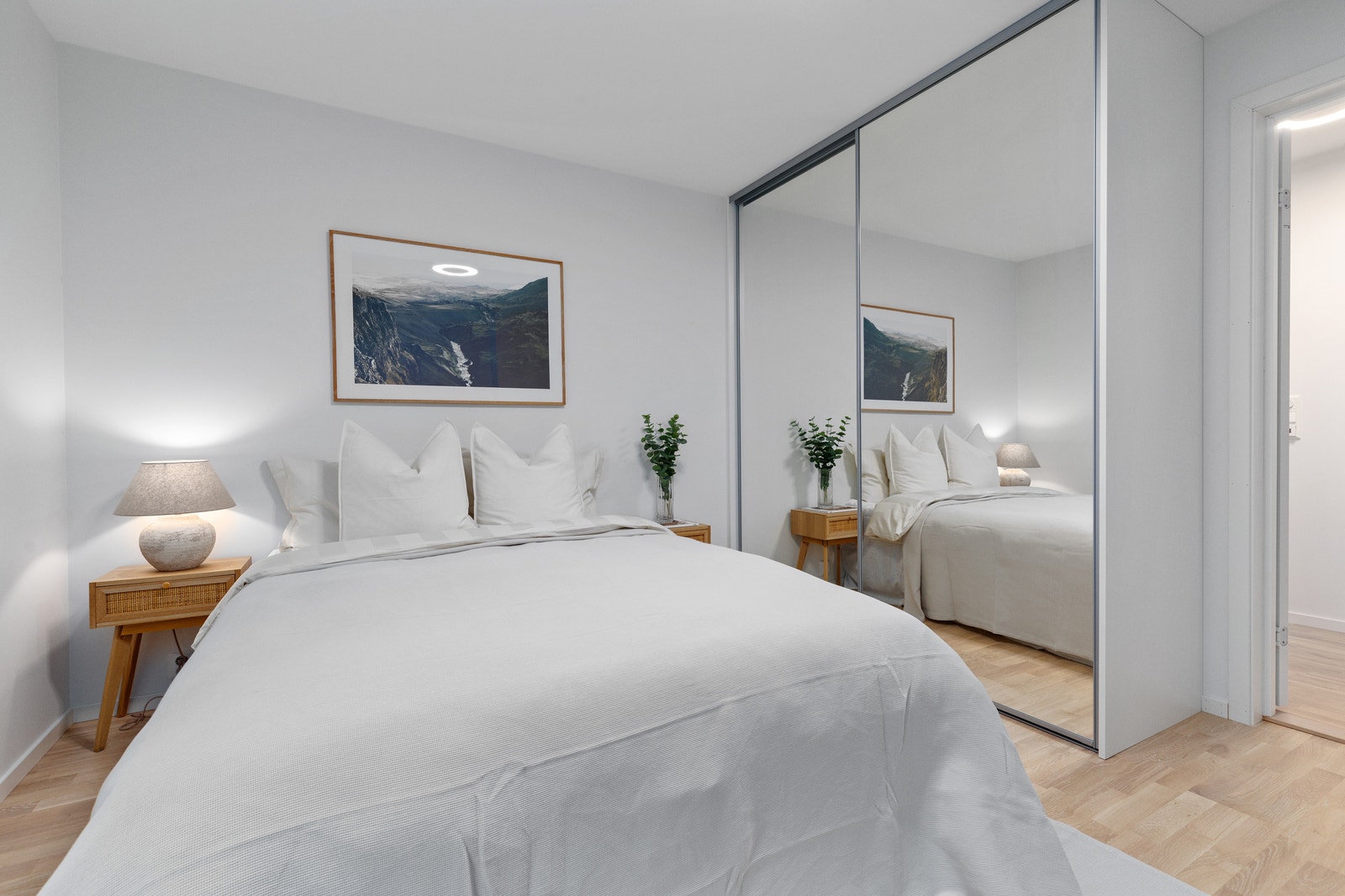 Romsleg hovudsoverom med skyvedørsgarderobe. Galleribilde