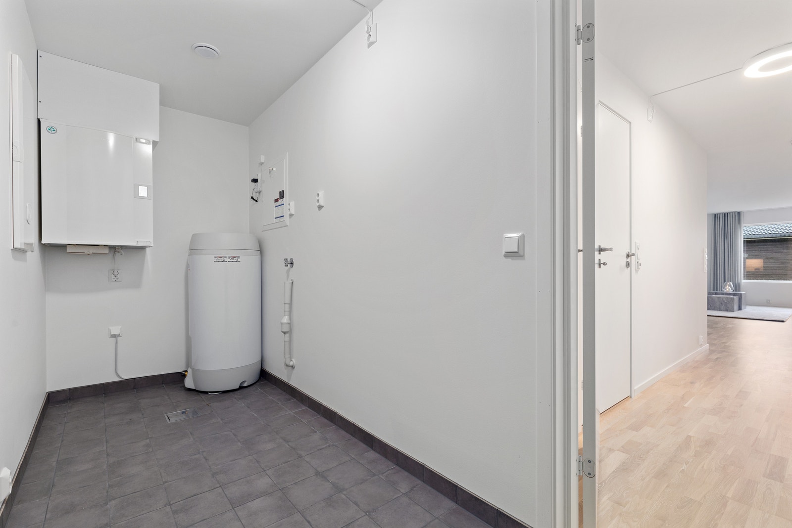 Romsleg bod/vaskerom med opplegg for vaskemaskin og tørketrommel. Galleribilde