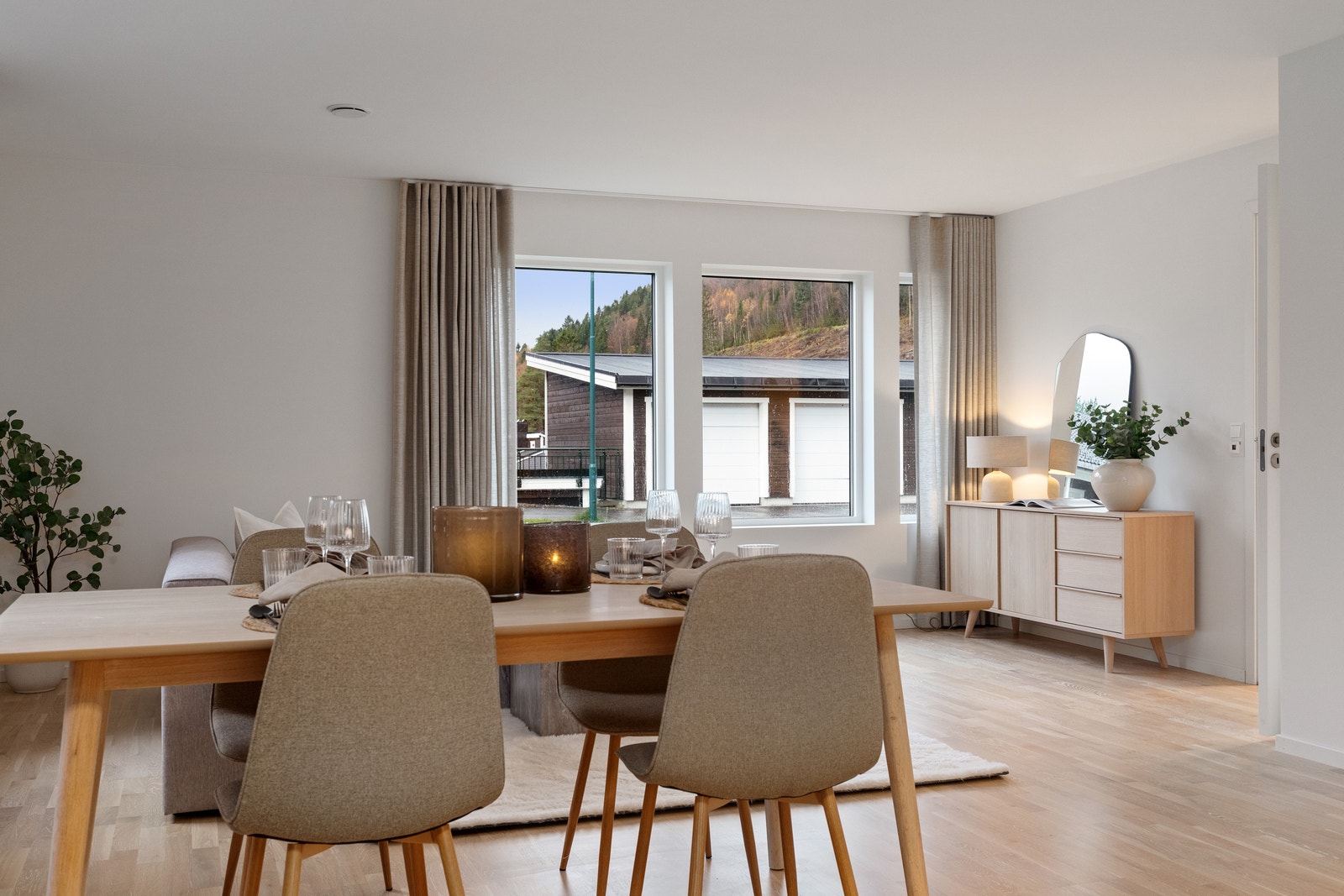 Store vindaugflater som slepp inn mykje naturleg lys. Galleribilde