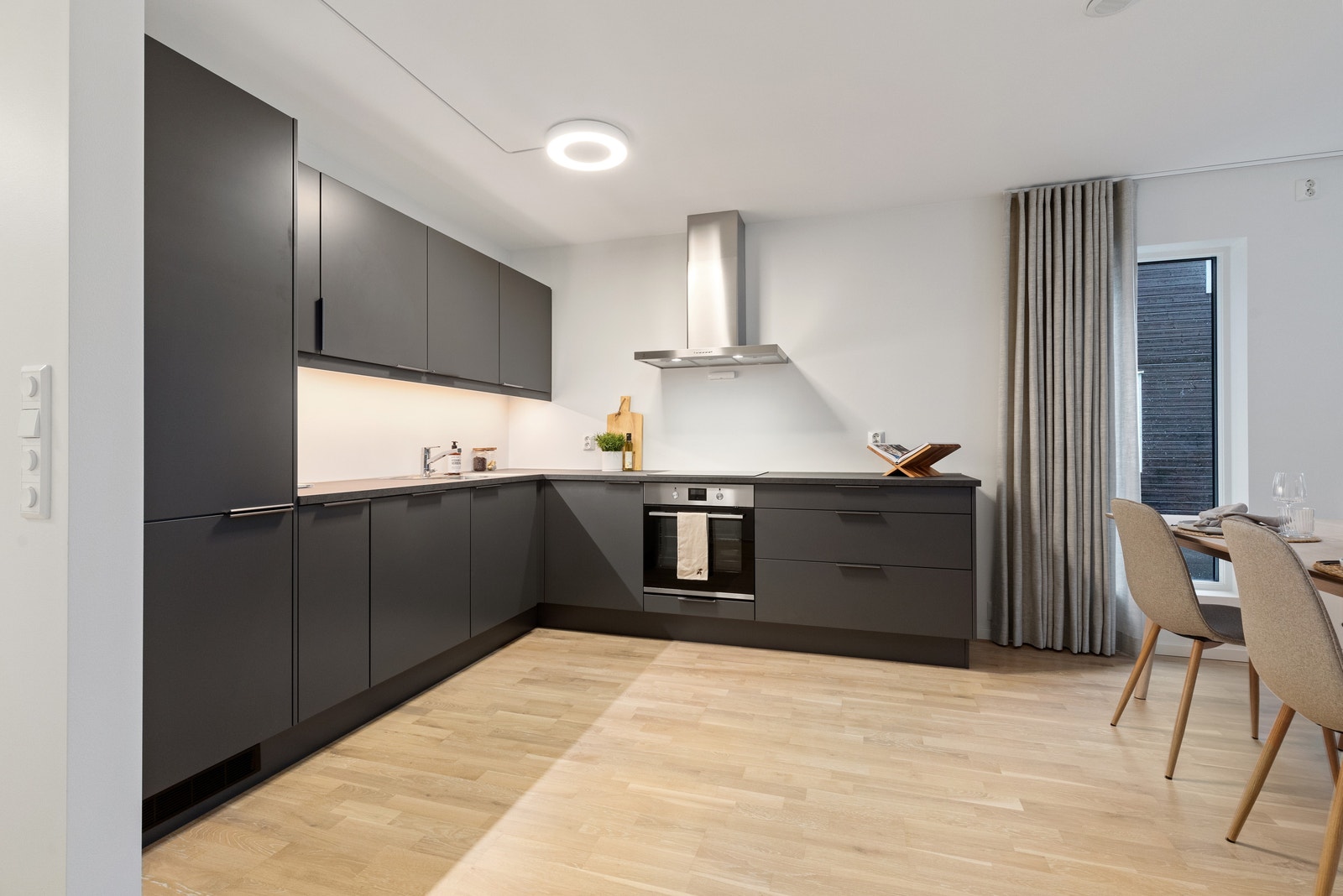 Kjøkkeninnreiing frå kvalitetsleverandøren Sigdal, med integrerte kvitevarer. Galleribilde