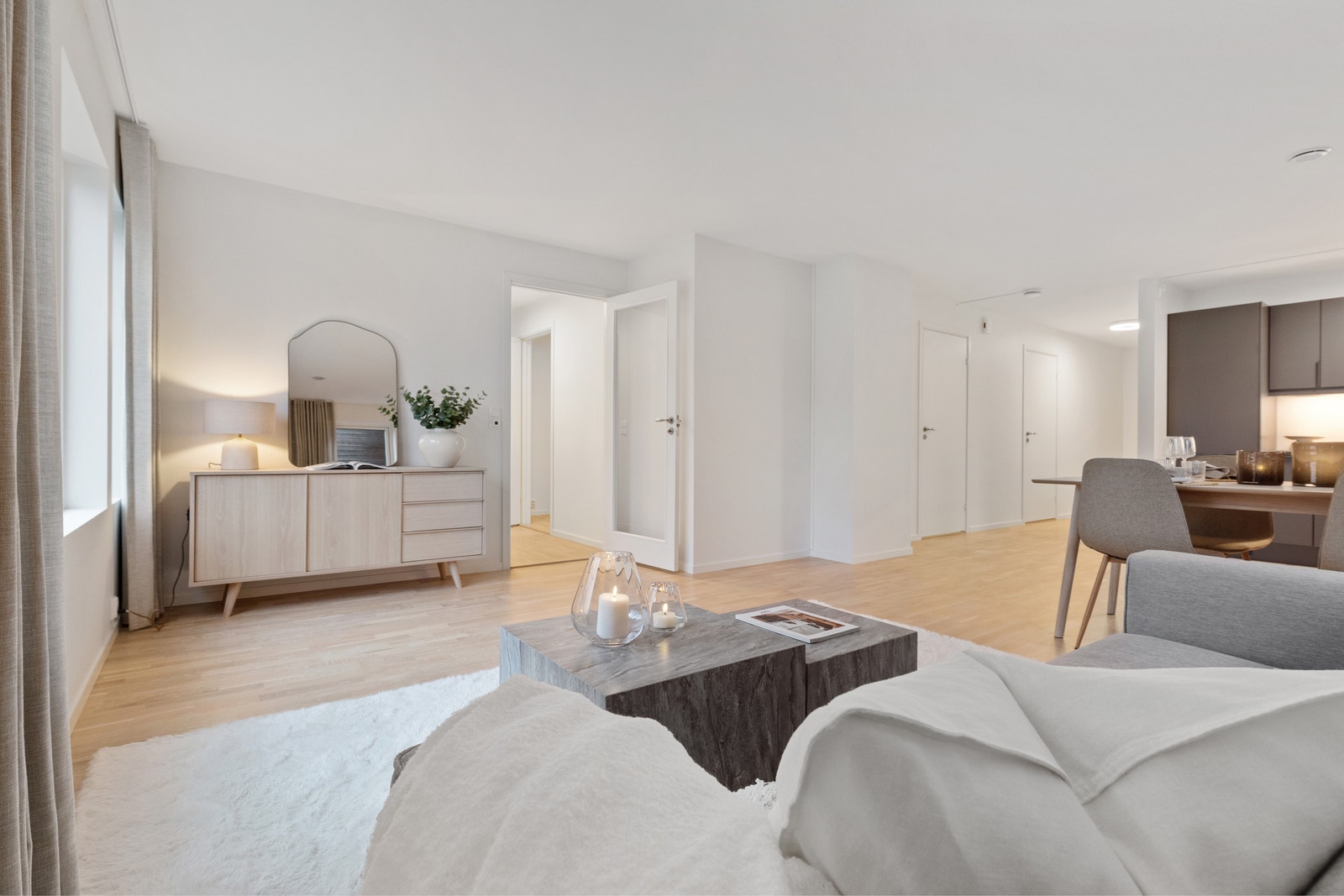 Romsleg og open stove- og kjøkkenløysing. Galleribilde