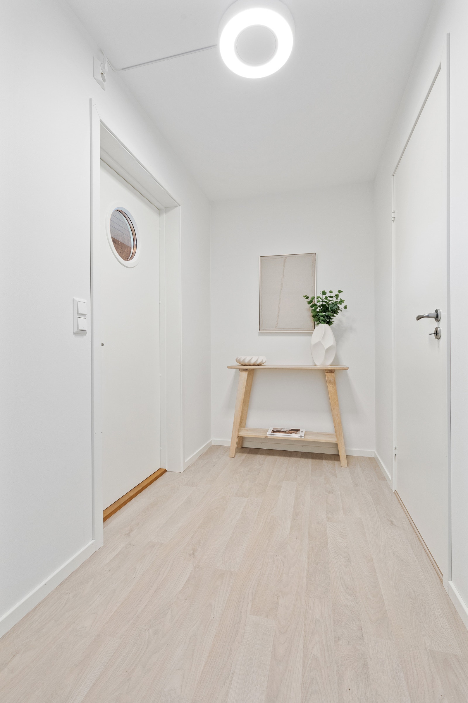 Velkomen inn! Romsleg entré med plass til garderobe og anna oppbevaring. Galleribilde