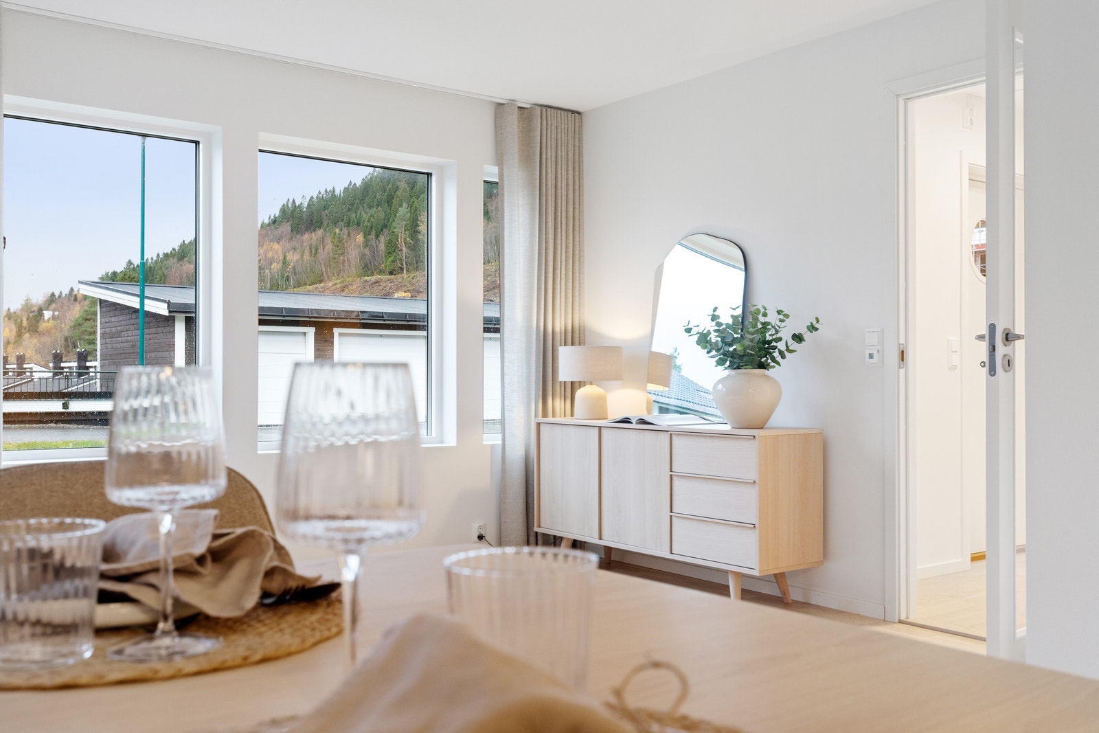 Listefri utførelse mot tak og vindauge gir eit moderne uttrykk. Galleribilde