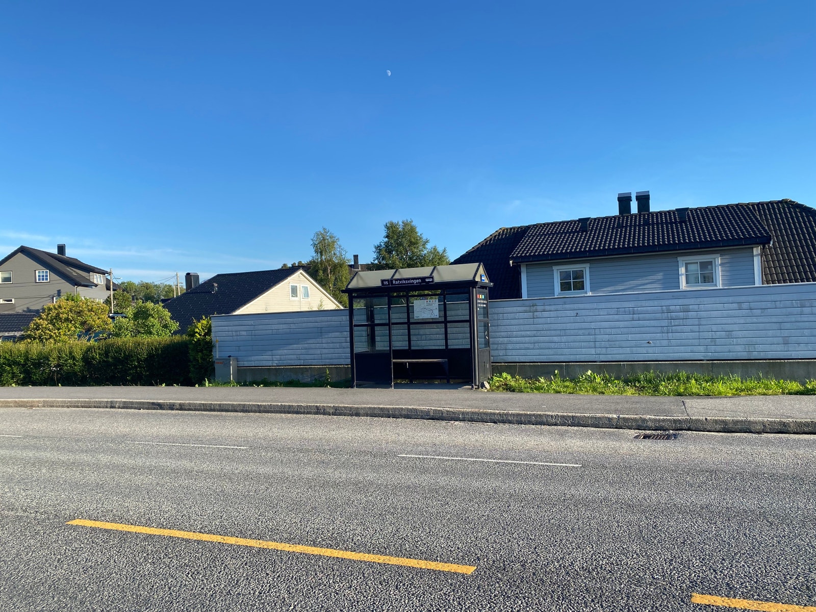 Det er ca 100 meter til busstopp mot øst (Moa) og ca 200 meter mot vest (Ålesund). Galleribilde