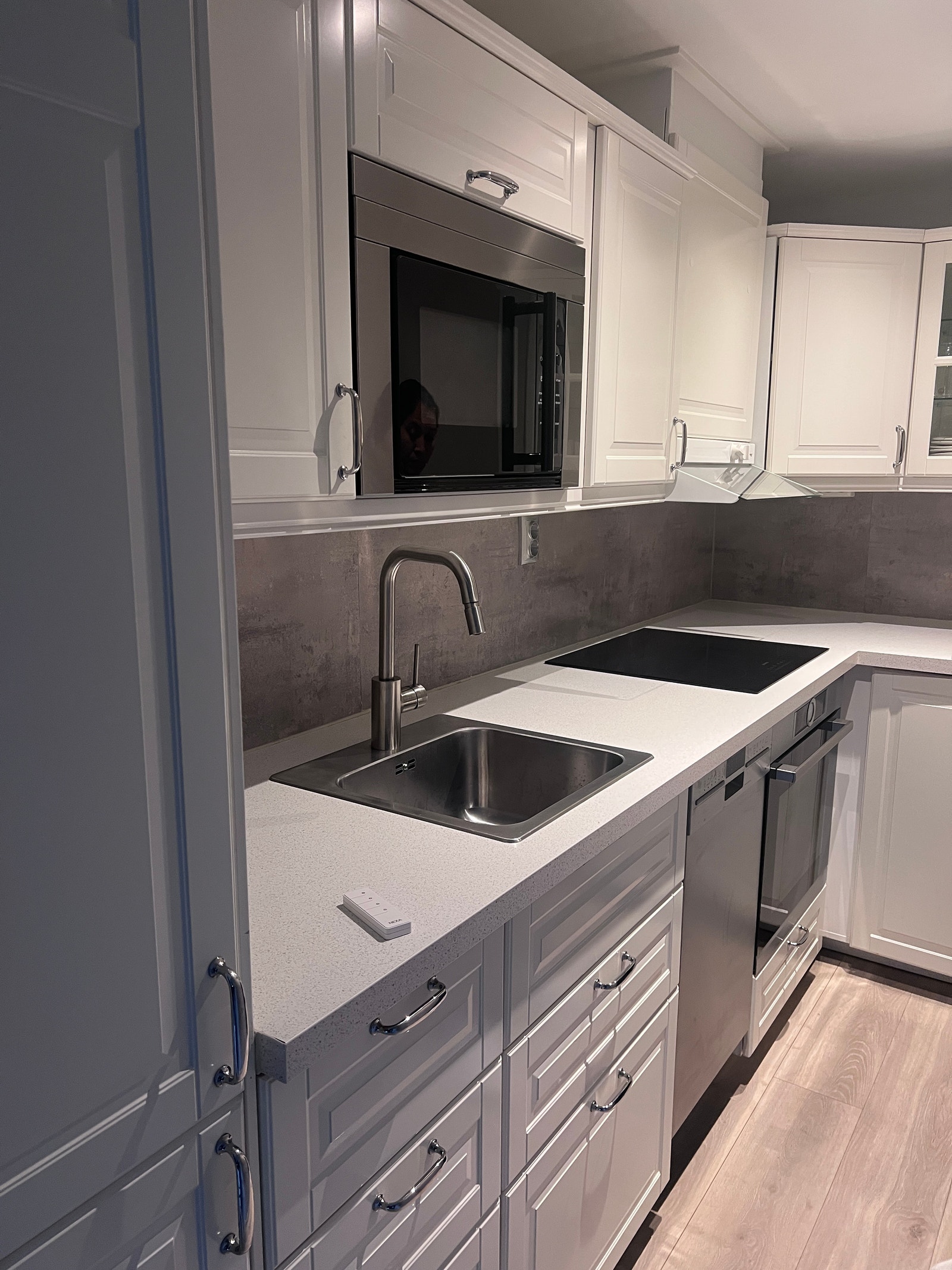 Kjøkkenet med hvitevarer Galleribilde