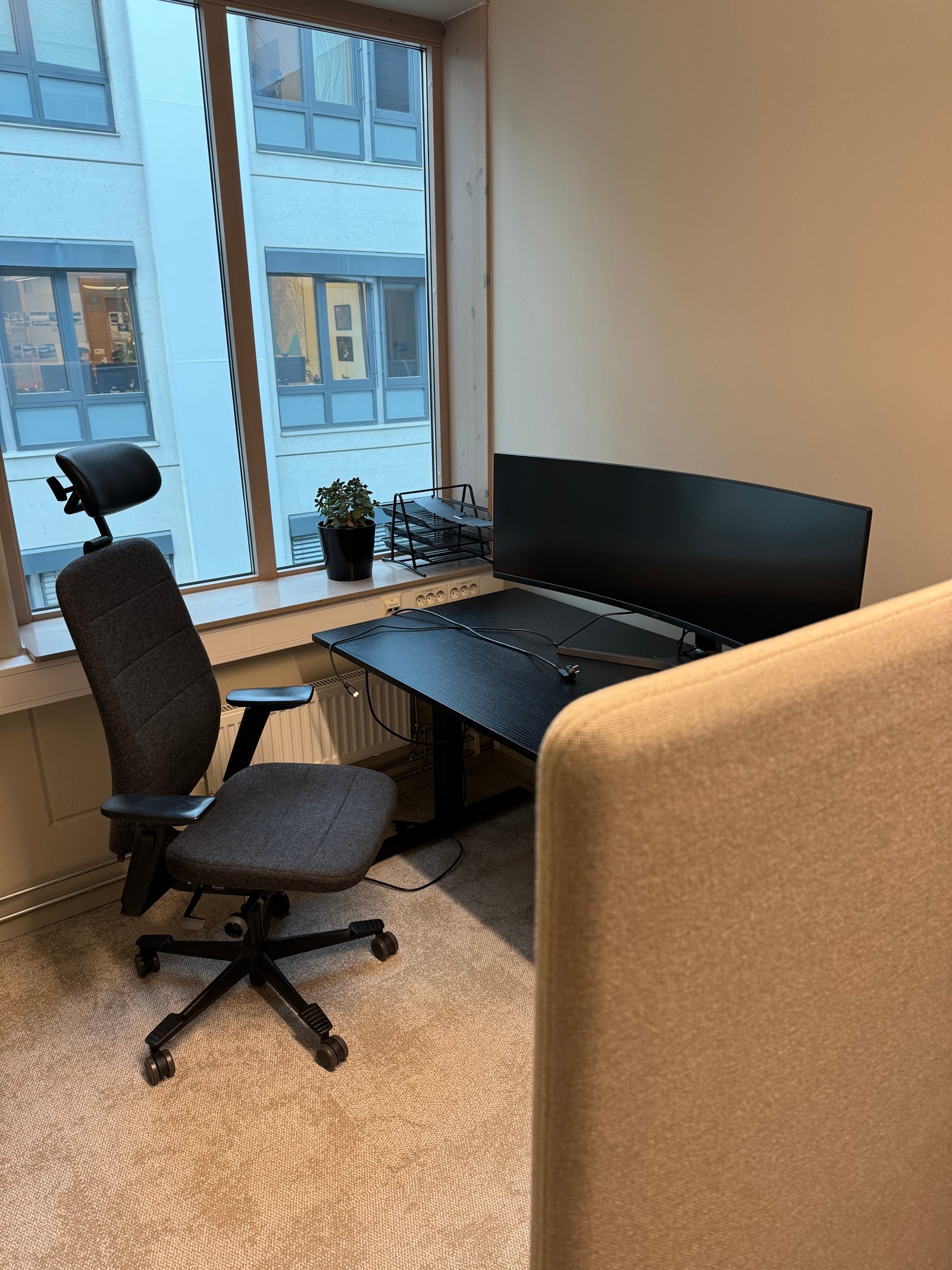 Begge kontorene er delt i to, men ingen problem å fjerne vegg og bruke et kontor alene Galleribilde