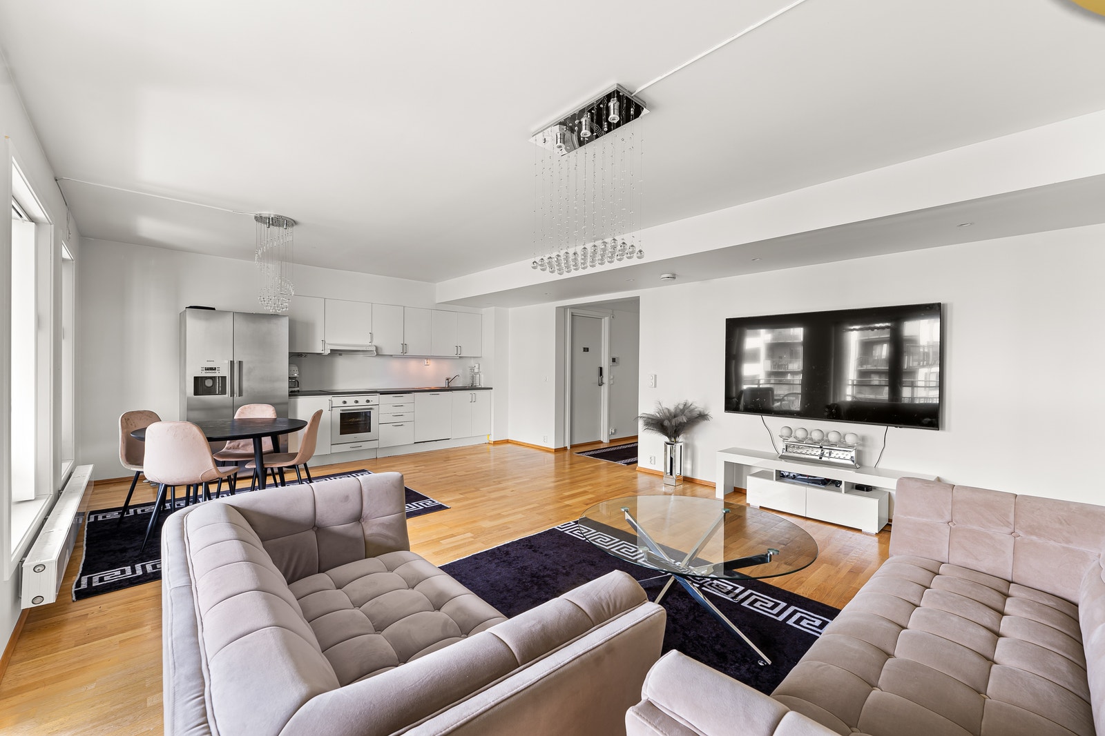 Åpen kjøkkenløsning med dobbelt amerikansk kjøleskap Galleribilde