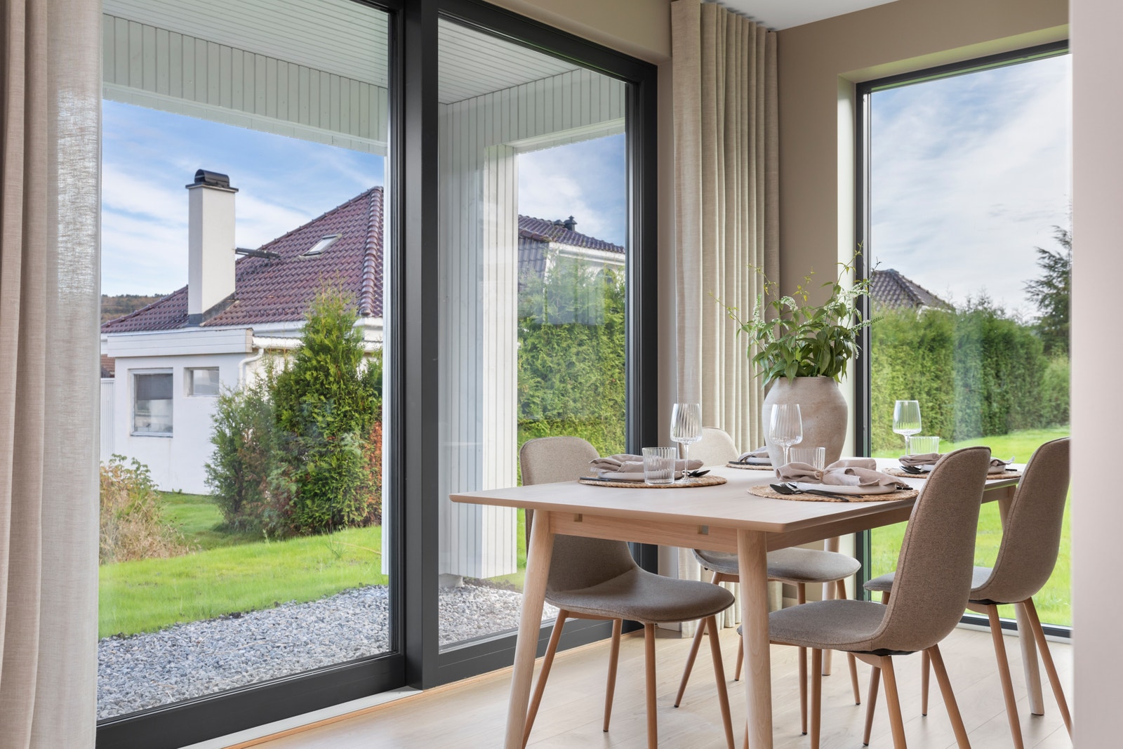 Fra stue/kjøkken er det skyvedør ut til egen stor overbygd balkong med glassrekkverk. Bilde fra tilsvarende hustype. Galleribilde