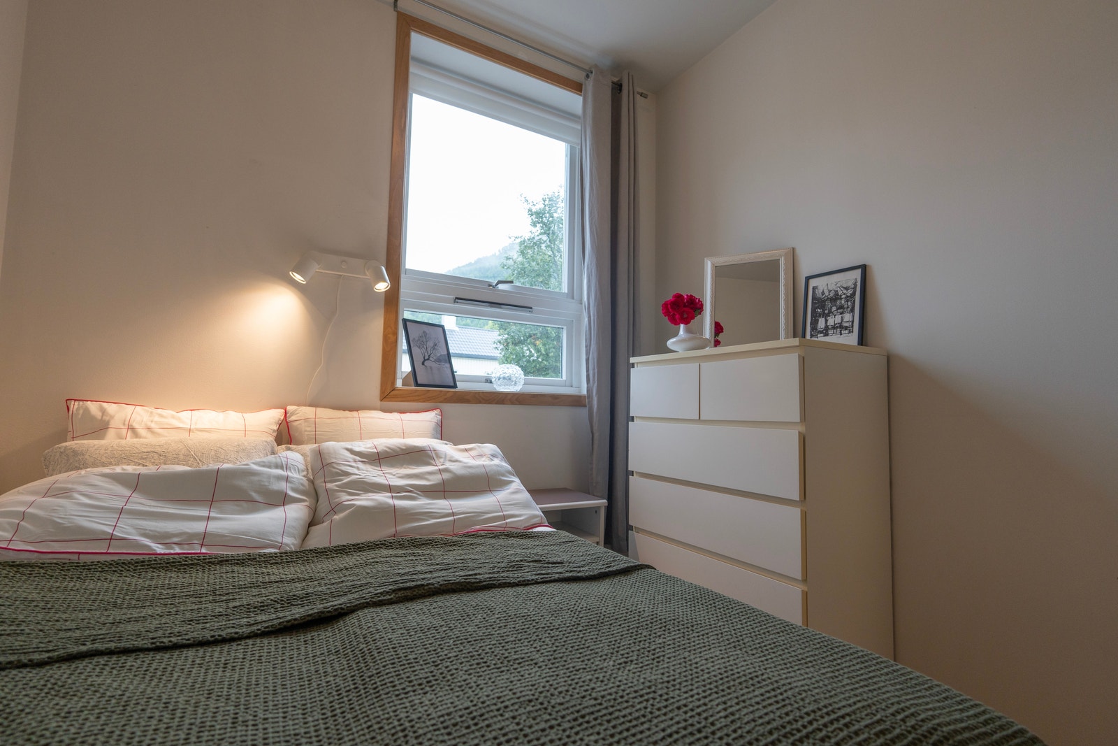 Soverom 1 - oppbevaring i kommode og dobbeltskap Galleribilde