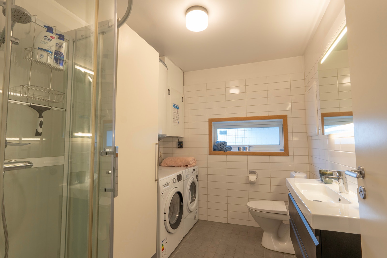 Nytt og frescht bad med dusj og vaskefasiliteter, hårføner og strykeutstyr Galleribilde