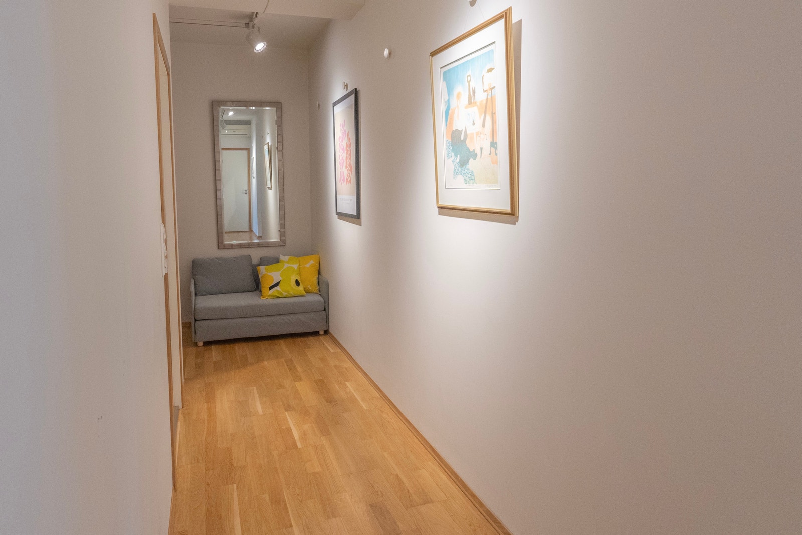 Gangareal med sofa og ekstraseng Galleribilde