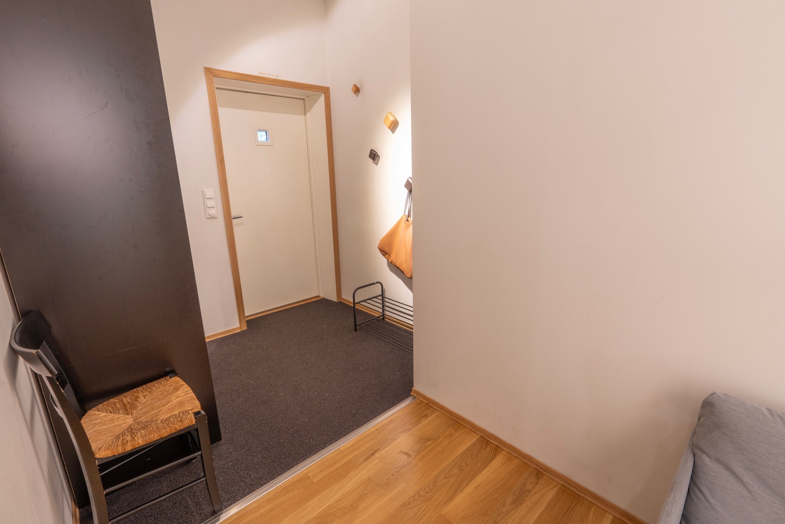 Inngangsparti med skap og oppheng for ytterklær Galleribilde