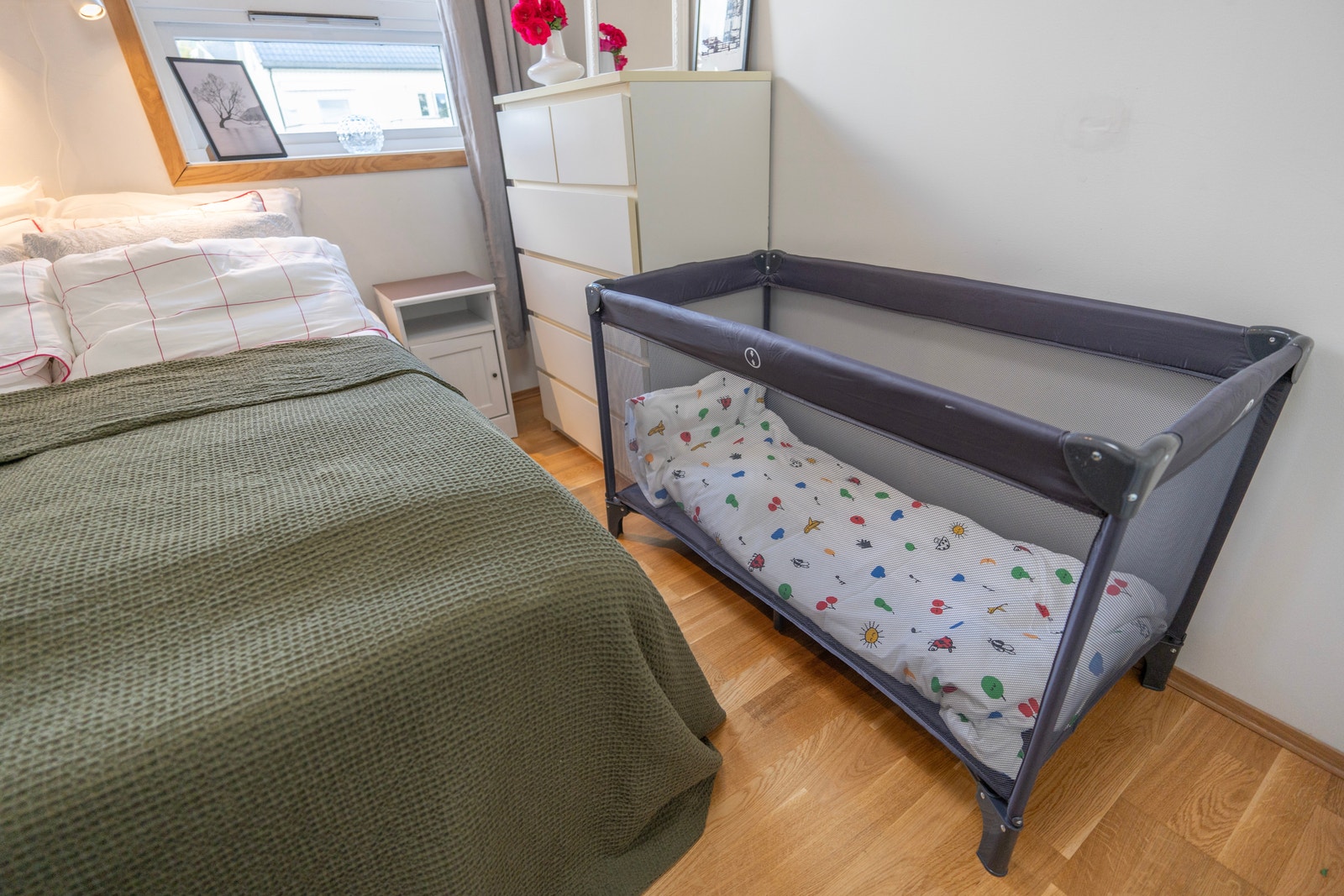 Babyseng med sengetøy Galleribilde