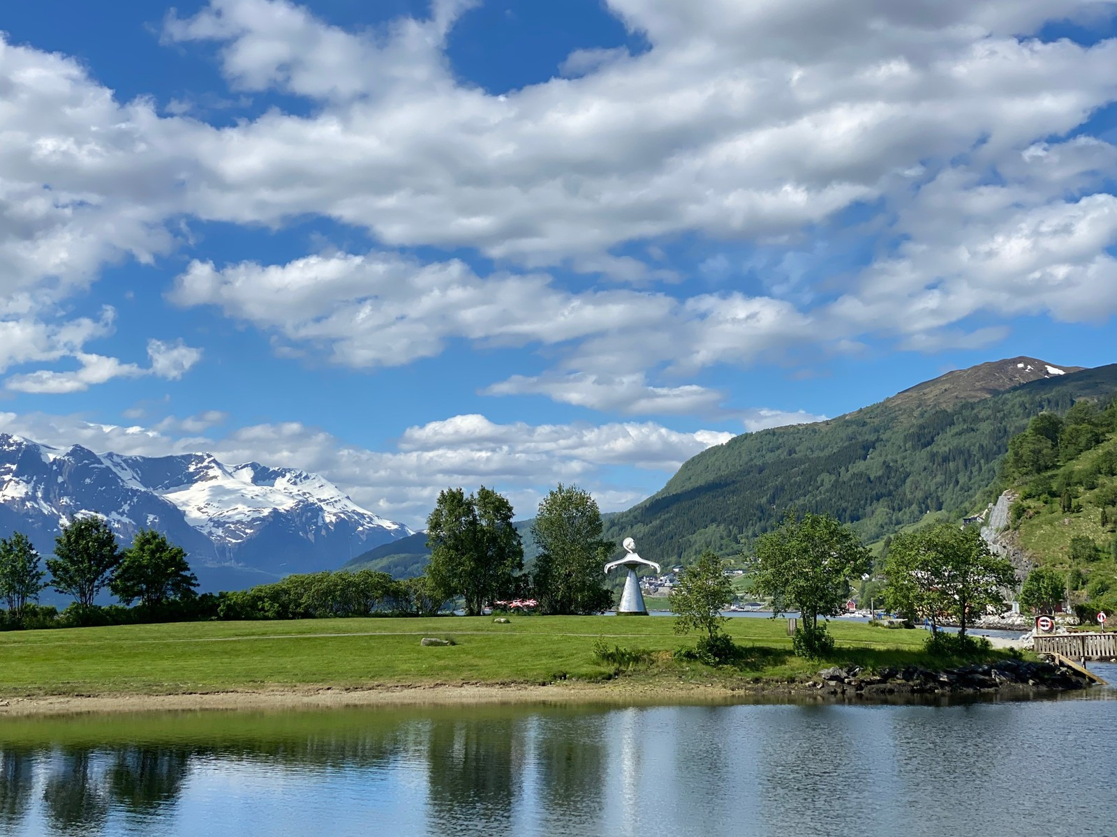 SANDEN: Frå Mallasvika er det berre ein liten rusletur til det flotte badeanlegget Sanden i Naustdal.