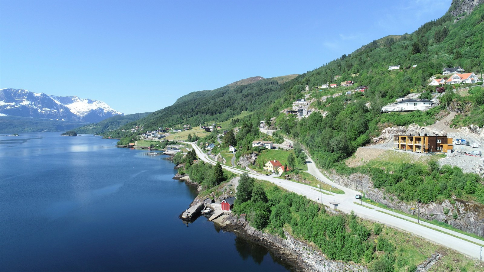 TETT PÅ FJORD OG FJELL: I Mallsvika bur du i praktfull natur, berre ein kort køyretur frå Førde sentrum.