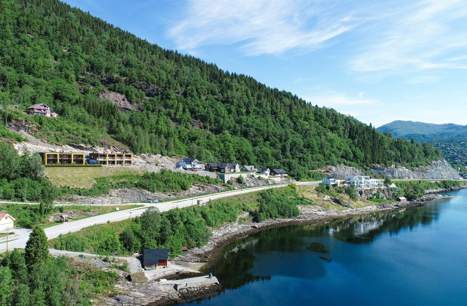 LANDLEG OG SENTRALT: Mallasvika er ein fredeleg idyll ved fjorden og nær flotte turområde i Naustdal.